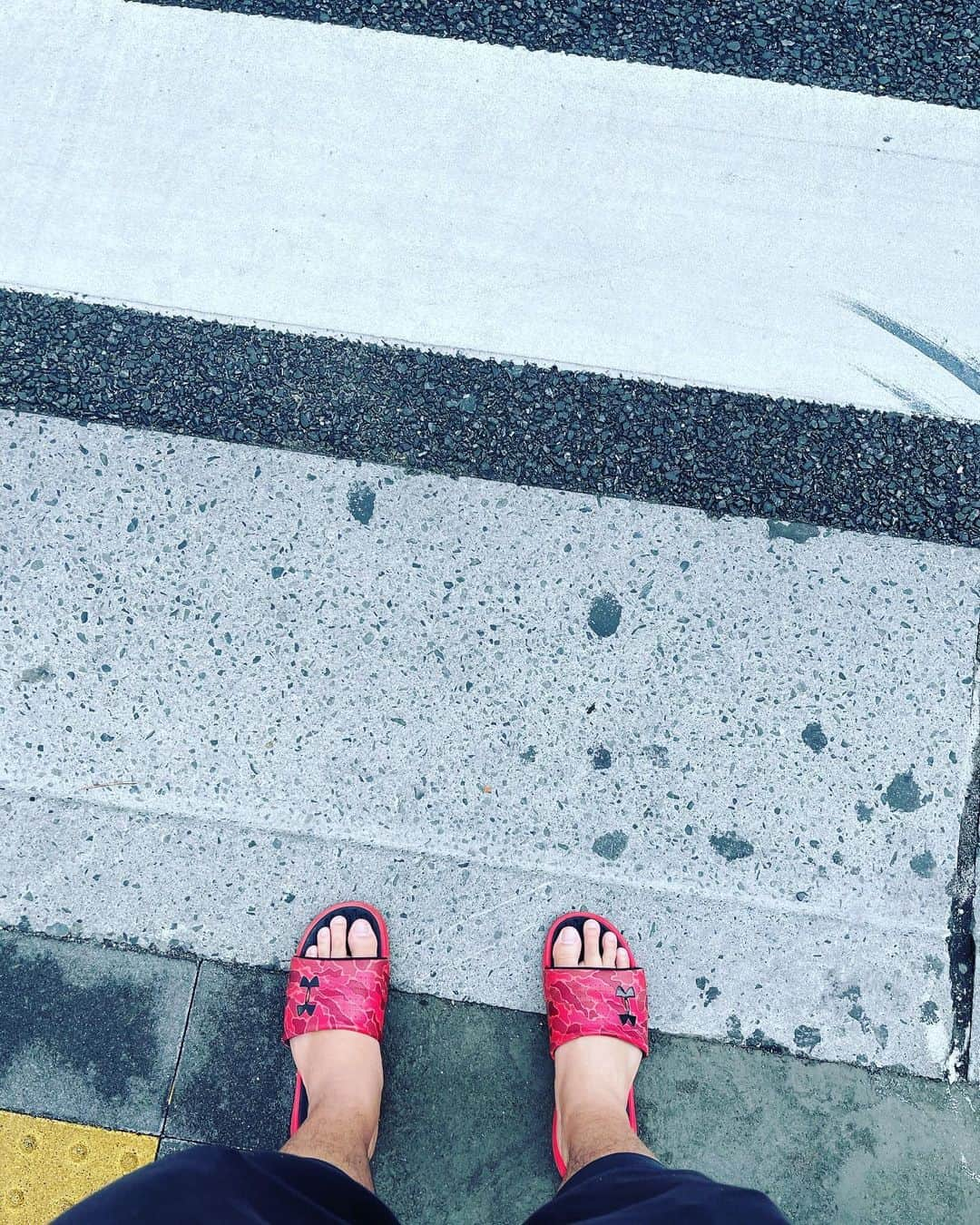 ンダホさんのインスタグラム写真 - (ンダホInstagram)「死ぬほど久々に地上に出た👣 雨降ってきた☂️くっそwww」3月2日 13時31分 - ndaho.fischers