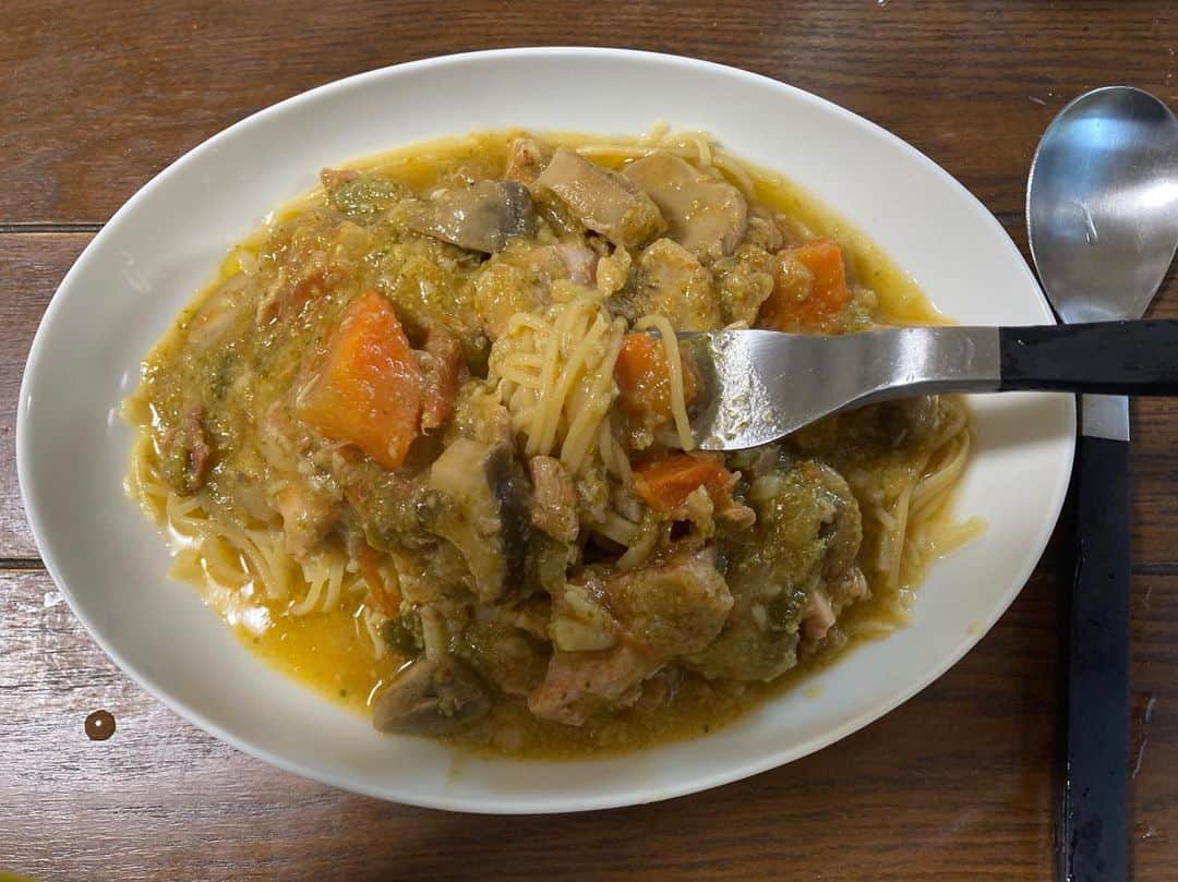 雪見ほのかのインスタグラム：「本日のブランチは、 ZENBヌードルのスープパスタ💛 茹でた麺に作り置きのスープをぶっかけただけですが💦 ZENBヌードルは豆でできているので、炭水化物抜きダイエットにもってこいです✨ 炭水化物とった満足感を得れて、タンパク質を摂取できるという最強の食品ですね！ そろそろ追加注文しなくちゃ✨ ダンスレッスン後にタンパク質補給大事大事！ …… …… #ブランチ #おうちごはん #手料理 #自炊 #パスタレシピ #スープレシピ #zenb #ゼンブヌードル ＃炭水化物抜きダイエット　＃タンパク質　#glutenfree #グルテンフリー #ダイエットメニュー」