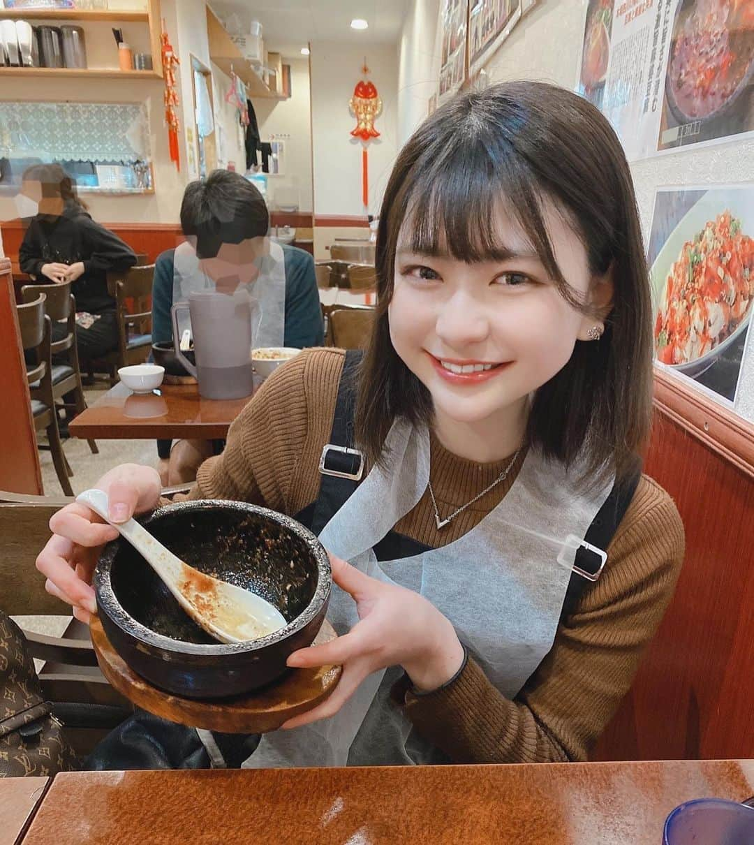 山田南実のインスタグラム：「. . . 先日、味覚さん　新橋本店へ行って来ました☺︎❤︎ 雑誌等のインタビューでも解答させているのですが激辛が何よりもだいすきで.. 今回は麻婆豆腐を激辛でいただきました! 本当に本当に美味しくて是非通わせていただきたいと思いました(;_;)❤︎ 御馳走様でした。 朱合ちゃんのYouTubeに出演させていただいたので是非ご視聴ください☺︎❤︎  https://youtu.be/wkgSnix0BGg」