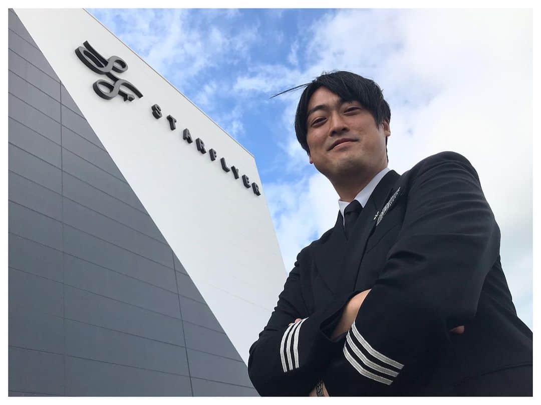 須田健太郎のインスタグラム：「🛩 10万円でパイロット訓練体験。 本物の制服を着させて頂き、取材させて頂きました！  スターフライヤーの皆さん！ ありがとうございました！！  #プレミアム体験 #募集6人で現在倍率30倍の競争率 #ところで #変なとこ毛が立ってるわ #かっこつけてもかっこつかない」