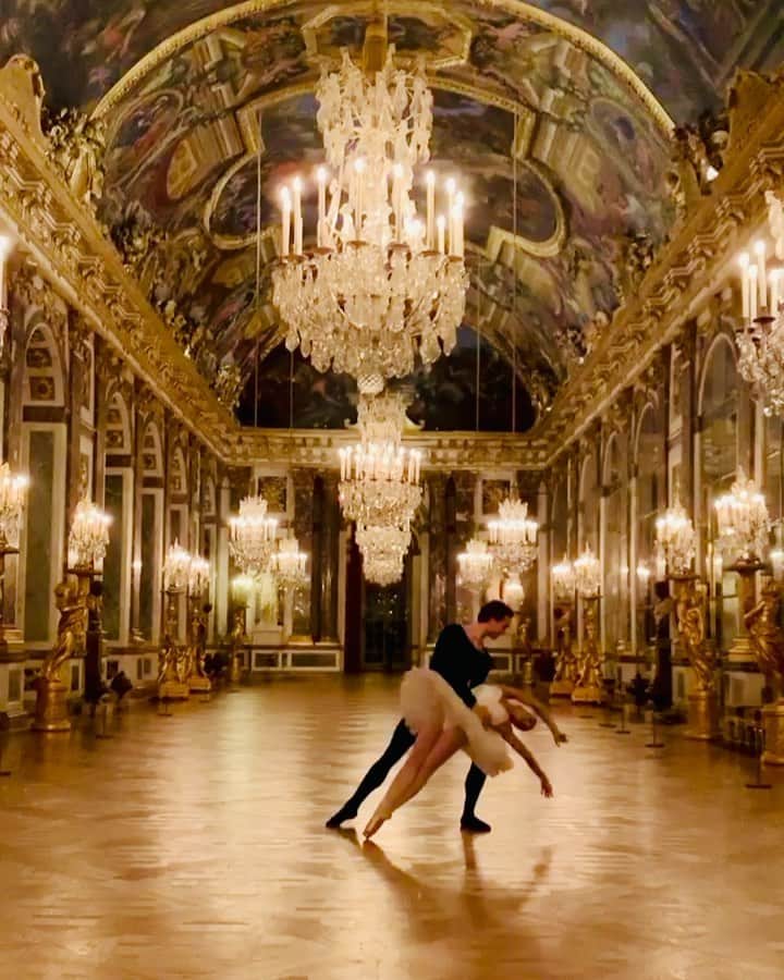 ドロテ・ジルベールのインスタグラム：「Concentration totale avec @jamesbort et @humarchand . #chateaudeversailles #galeriedesglaces」
