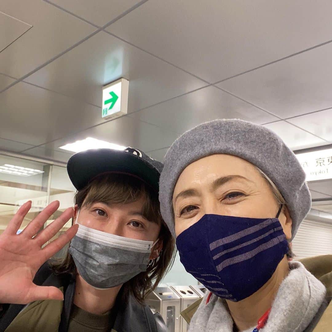 熊谷真実さんのインスタグラム写真 - (熊谷真実Instagram)「まみちゃん、持ってる第二弾 鈴木砂羽にばったり！ ええー！めっちゃ嬉しい！ 鈴木砂羽さんから声かけていただきました。  いつか会えると思ってました。って。 嬉しいなぁ。  絶対また会おうねって約束。 浜松がどんどん好きになる。  #熊谷真実#浜松駅で#偶然は必然#鈴木砂羽 #鈴木砂羽さんに#バッタリ！#これって一番嬉しい」3月3日 0時13分 - mami_kumagai310