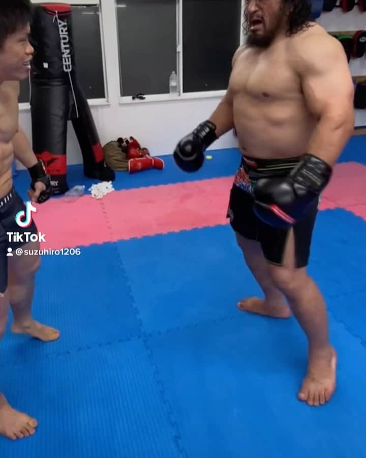 鈴木博昭のインスタグラム：「Who's next?  @bullterrierjj  @shreksekine  @onechampionship  @onechampjp  @muscletech_japan  @muscletech  @goingkonno  #bodyshotchallenge  #heavyweight  #120kg  #bellwoodgym  #bellwoodfightteam  #hardwork  #hiroakisuzuki  #鈴木博昭  #関根シュレック秀樹  #超人タッグトーナメント に向けて #muscletech ファミリー」