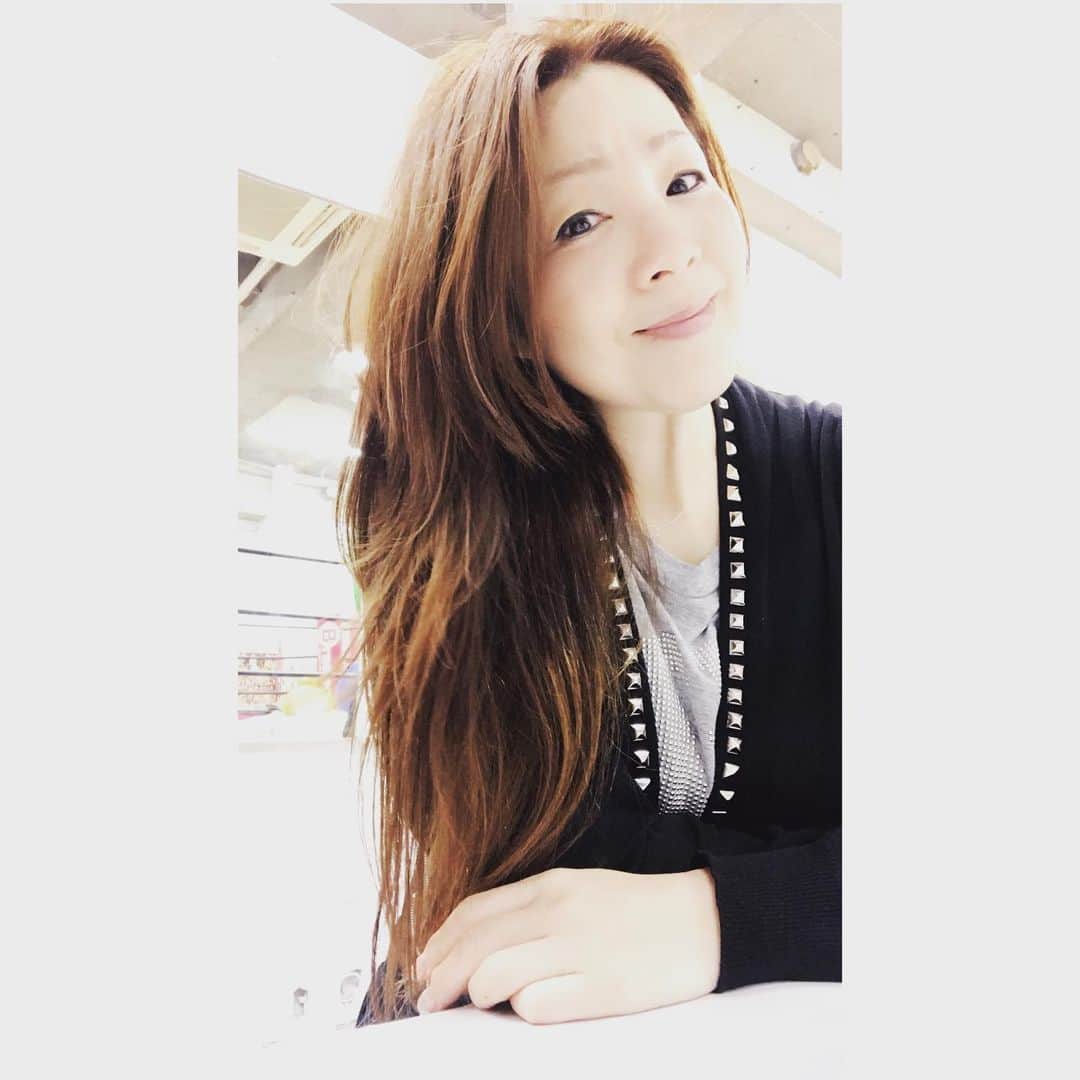 のインスタグラム：「いつも 確定申告請け負って下さる 会計士さんが 道場まで来てくださって  ここんとこ数年 資料のやりとりは郵送などだったので  積もる話もあり たくさん話すことができました。  今日はお散歩日和ではないから 雨があがって道路が乾いてきた瞬間に べにひおをお散歩へ連れて行き  今日はひとりで道場に。  コレからイチナナ配信だーよ。  Happyで^ ^  プロフィール画面に記載のURLより 通販サイト「神取屋」に飛べます^ ^  コロナ禍に携わる 全てのお仕事の皆様。  心から 感謝しています。  引き続き油断せず お気をつけて お過ごし下さいませ。  #井上貴子  #LLPWX #女子プロレス #紅緒と柊音 #トイプードル #べにひお #確定申告 #福袋3月3日発売 #3月2日イチナナ配信16時 #LLPWX通販サイト神取屋 #TikTokはじめてみた #Twitterも見てね #感謝 #STOPCOVID19」