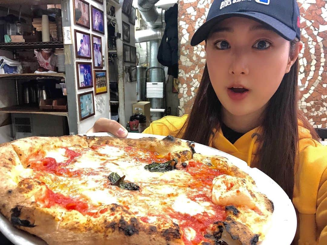 佐々木もよこさんのインスタグラム写真 - (佐々木もよこInstagram)「先日、母と中目黒【ダ イーサ】ランチ😌🍕🍴  マルゲリータとマリナーラ、ふわサクッな生地が軽い口当たり❤️シンプルイズベスト！　　  ナポリの大衆食堂のような店内はイタリアに行けちゃったかのようで来るまで毎回ワクワクします🥰💕  店内には数々の賞状やいろんな有名人のお客さんの写真など、待っている間も楽しめます😆✨  3枚目、なんかアプリの変なボタンを押したらしく目が青いww 　　  ピザインスタ、再開します‼️  #ピザ姫#ピザ応援隊#ピッツァ#中目黒#ダイーサ#ピッツェリア#ピッツエリアエトラットリアダ イーサ#マルゲリータ#マリナーラ」3月2日 16時17分 - moyoko_pizza