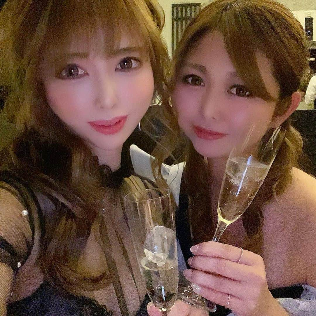 北山美奈さんのインスタグラム写真 - (北山美奈Instagram)「３月からベルベリニューアルです！今日から金曜までシフト。全部予定ない😂土曜日は客テルなので誰か予定下さい😎 まゆと美里。呼び捨てで呼ばないと、美奈は壁作ってると怒られます🐿 みさとちゃんに関しては、触るの辞めてください😭笑  #ススキノ#ベルベ#ニュークラ#姉クラ#ホステス」3月2日 16時15分 - rin_minakitayama