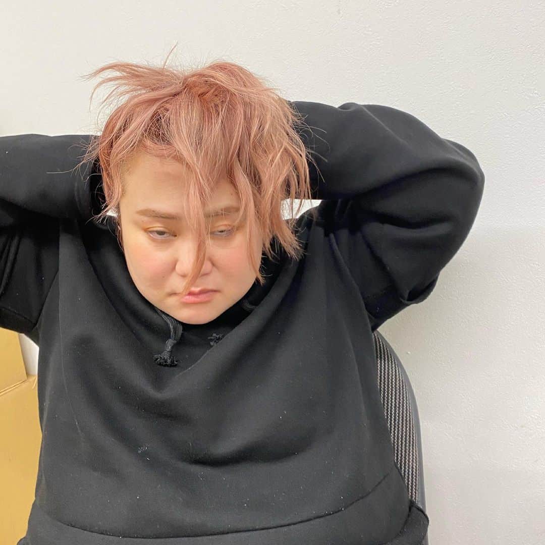 おかずクラブのインスタグラム：「風が強く吹いたり、雨が突然降ったりめちゃくちゃですがお元気ですか？オカリナです。  髪ほどきたての、ゆいP。  髪めちゃくちゃ。 顔も疲れてますね」