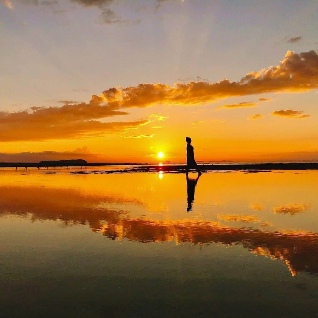 Stayway女子のインスタグラム：「【📍香川県・三豊市】﻿ ﻿ ——————————————————﻿ まるでウユニ塩湖のような絶景を撮影できると話題を寄せている「父母ヶ浜」。﻿ 瀬戸内海の燧灘に沈む夕日が美しく、一生に一度は足を運んでみたい絶景スポットです﻿ ————————————————﻿ 素敵な女子旅をされている方をご紹介させていただきます！✨﻿ こちらの写真は @nk0220_trip さんがアプリへ投稿してくださいました😄魅力が伝わってくる素敵な投稿ありがとうございました🎵﻿ ﻿ #Stayway女子旅 というハッシュタグをつけて是非投稿してください♪﻿ Instagramにてご紹介させていただきます！﻿ ———————————————————﻿ AppStore又はGooglePlayで「stayway」を検索！トラベルクリエイターがリアルな口コミを情報発信！エリアでの絞り込みや位置情報でも投稿を探せます😌ステキなお出かけや旅の思い出を記録していきましょう🎵優先的にインスタでシェアさせていただきます！﻿ ———————————————————﻿ ﻿ 香川県三豊市にある父母ヶ浜は、約1kmの遠浅で穏やかな海水浴場です。 夏には多くの海水浴客で賑わう人気のビーチです。 近年では、日本のウユニ塩湖と呼ばれ、 SNS映えする写真を撮影するために多くの観光客が訪れるようになりました。 干潮時に、風がなく水面が波立たなければ、砂浜にできる水だまりが、鏡のように美しい景色を映し出します。ウユニ塩湖のような水鏡の写真を撮影したい場合には、訪れる前に干潮時の時間帯を事前に調べておくようにしましょう。さらに、父母ヶ浜は、｢日本の夕陽百選｣にも選ばれた事がある程、サンセットが美しい事でも知られています。 ﻿ ———————————————————﻿ #stayway_girls #stayway_kagawa #父母ヶ浜 #香川旅行 #香川観光 #四国旅行 #絶景 #絶景スポット #フォトジェニック #ウユニ塩湖 #日本のウユニ塩湖 #フォトジェニックスポット #映えスポット #女子旅 #国内旅行 #四国女子旅 #香川女子旅」