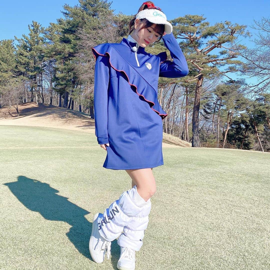 山内鈴蘭さんのインスタグラム写真 - (山内鈴蘭Instagram)「． ． 先日のゴルフコーデ☺️⛳️ レギュラー出演中の『#日曜ゴルフっしょ』で着ていたワンピース👗 ． 大きなフリルが可愛いんです♫ ． 女の子のみんな、 こうゆうゴルフウェア好きかなぁ？💓 ． (お届け出来るように新しく作ってるので待っててね🥰) ． ． #ゴルフウェア #ゴルフ女子 #ワンピース #ゴルフコーデ #フリルワンピース #スポーツ女子 #Gorurun #ごるらんコーデ #golffashion #golfwear #golfgirl #お洋服 #スポーツウェア」3月2日 16時22分 - xxsuzuranxx