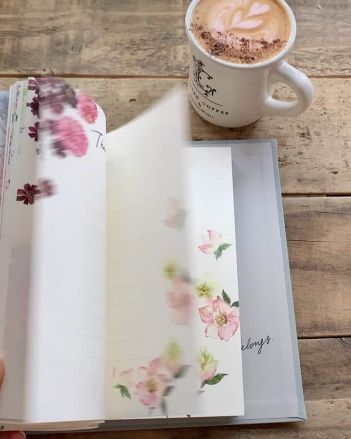 村上萌のインスタグラム：「FAMILY NOTEの中面は約220ページ（110枚）…！デザイン面での裏テーマは「それぞれの家族が紡ぐ庭」だったので、一冊を通して季節が移り変わってゆきます…🌿早く本番を書き始めたくてうずうず。21時のクラファン開始に向けて、ドキドキしすぎてお腹が痛いです(´･_･`)」
