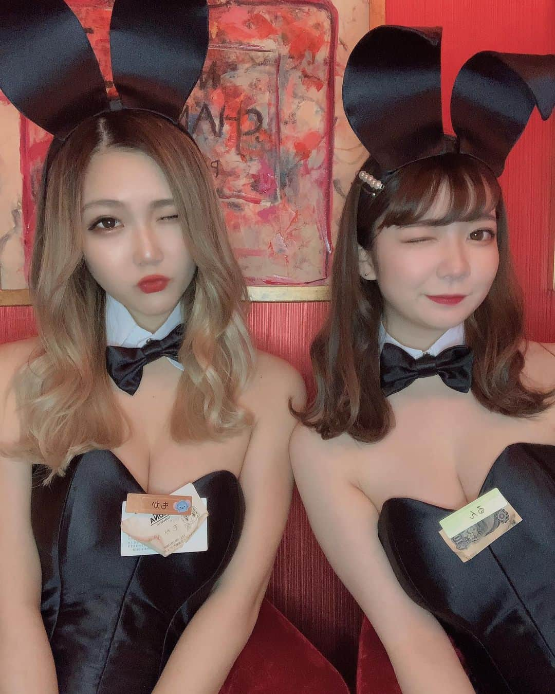 ARK&LUNAのインスタグラム：「こんばんは🌙  本日定休日明け\( ˆoˆ )/❤️  写真は 🐰もかちゃん&るんちゃん🐰  もかちゃん本日出勤です🐰💓  プロフィールのURLからポケパラブログ 是非チェックしてくださいね☝️🌟  本日も18時から営業しております👯‍♀️💋 ご来店お待ちしております🐰💕  JR岐阜駅より徒歩3分🎶﻿﻿﻿ 名鉄岐阜駅より徒歩1分🎶﻿﻿﻿ 駅近のバニーガールズバーです🐰﻿﻿﻿ 毎日可愛いバニーちゃんが達が﻿﻿﻿ 多数出勤中ですよ～\( ˆoˆ )/💓﻿﻿﻿ ﻿﻿﻿ ﻿﻿﻿ 🐰)ARK&LUNA 玉宮﻿﻿﻿ (🏠)岐阜県岐阜市羽根町27﻿﻿﻿ (📞)058-266-8088﻿﻿﻿ ﻿﻿﻿  #東海 #岐阜 #玉宮 #ガールズバー﻿﻿﻿ #バニー #バニーガール #うさぎ﻿﻿﻿ #ポケパラ #シャンパン #ドンペリ﻿﻿﻿ #アルマンド #クリュッグ #美女﻿﻿  #コスプレ #谷間#本日のおかず  #生足 #網タイツ﻿﻿﻿ #girlsbar #bunny #bunnysbar﻿ #gifucity #tiktok」