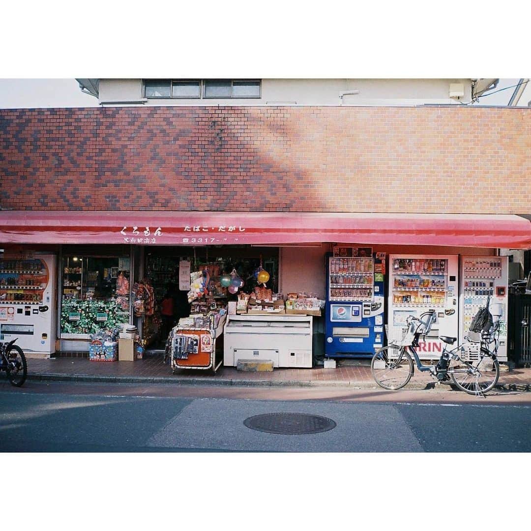 花楓のインスタグラム：「町でふと見かけると。。💭  駄菓子屋と文房具屋をやってた ばあちゃん家で育った私。  ばあちゃんが昼寝しちゃうと 万引きされちゃうから、 小さい頃、警備も含め店番 してました👧🏻🤚🏻🚨  エプロンつけて、 本の上のホコリをパタパタしたり、 駄菓子入れる袋を作ったり、 そろばんいじってばあちゃんの マネしてみたり。 駄菓子つまみ食いしたり。  何年経っても昨日の事のように 思い出せるお店の匂い、 ばあちゃんの声。  話したい事沢山あるのになぁ。  子供の頃に戻って、 ばあちゃんのお店で遊ぶ夢を たまに見る。  できたら毎日その夢が見たい。  #見たい夢が見れるアイマスク？ #誰か開発して下さい #駄菓子 #ばあちゃん子 #film」