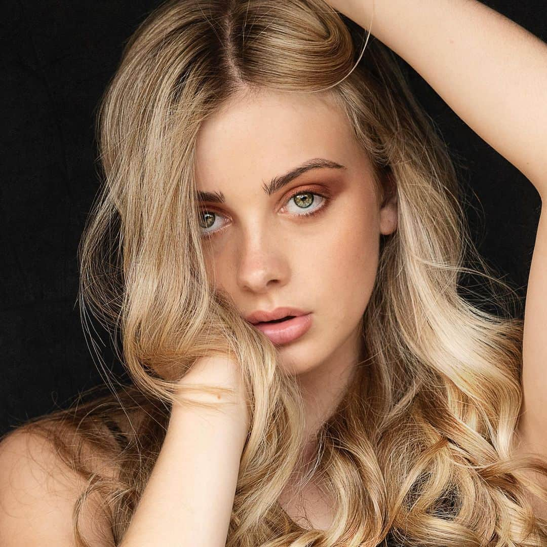 Indi Woollardのインスタグラム：「Did you have a good day today??? #portrait #portraitphotography #mood #portraiture #eyes #woollard #indiawoollard #portraitpage #life」