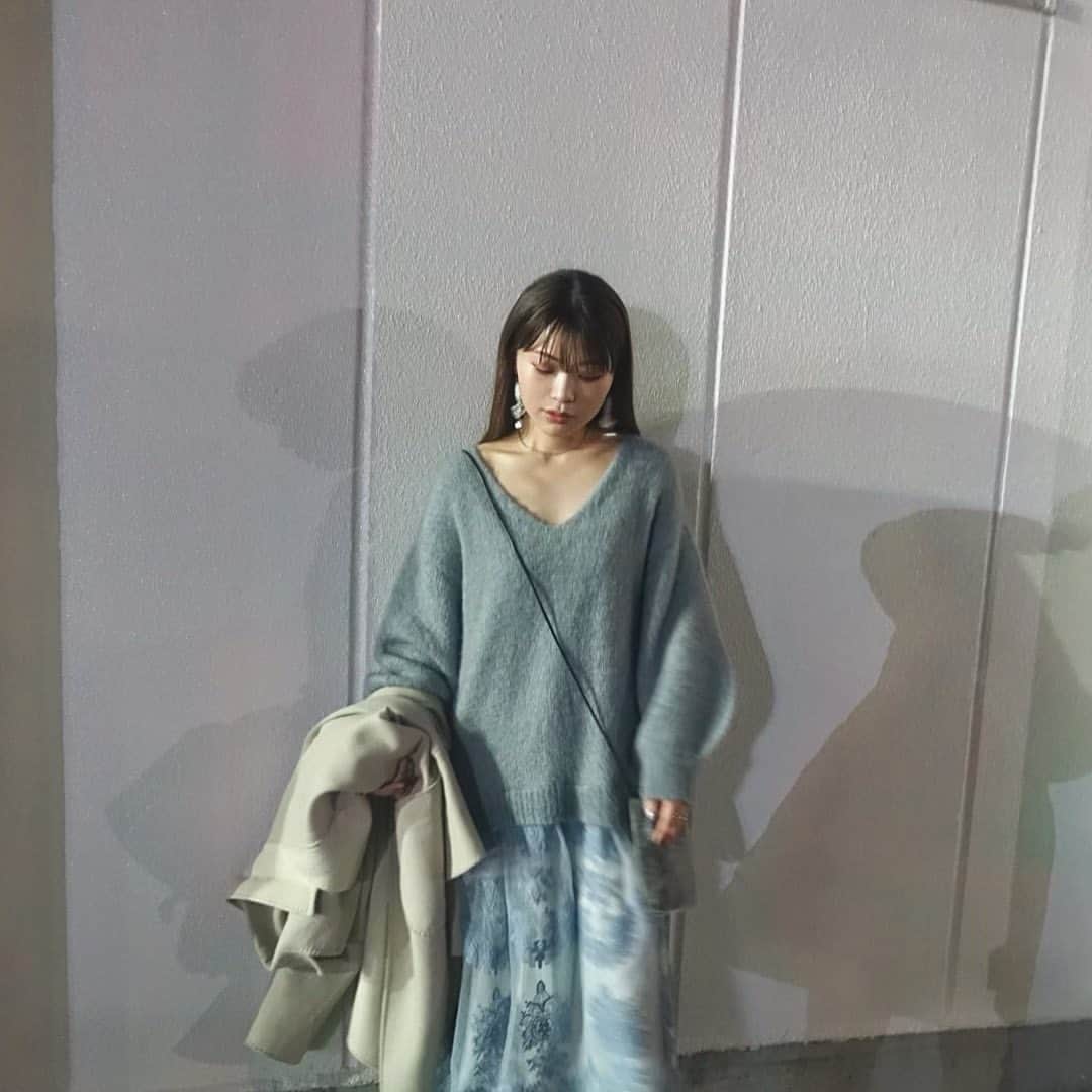 三橋栄香のインスタグラム：「🤍🤍🤍 いつだかのameriワンピ👗 グレーのバックとギラギラブーツで合わせとります詳細はWEARにて🌷早く春になってほしー！！！」