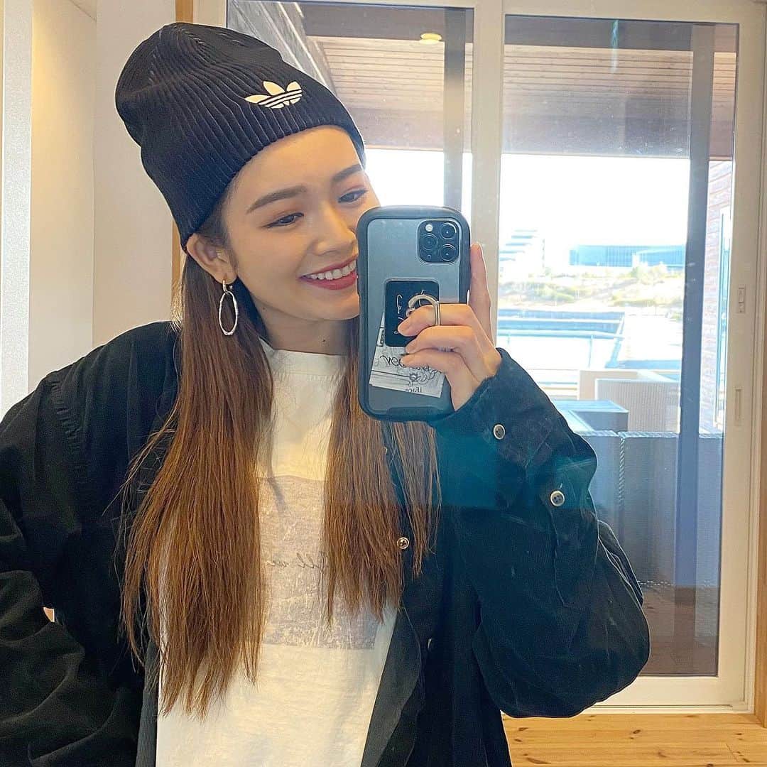 富久美玲のインスタグラム：「_ . 🆕 @adidasoriginals  . 友達に誕生日プレゼント頂きんか🥺🎁 . 黒のニット帽、意外と種類持ってなくて 形も可愛いし最高に嬉しい〜＼(^o^)／ .  #mireistylecode#ootd#帽子#ニット帽#adidasoriginals」