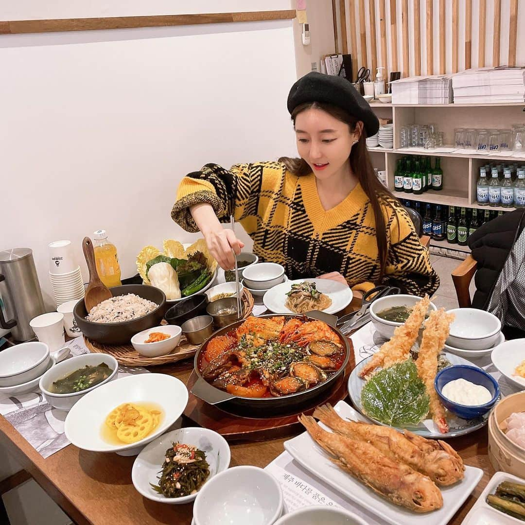 チェ・スルギさんのインスタグラム写真 - (チェ・スルギInstagram)「.  세번째방문 /_\  제주여행 필수코스  고집돌우럭 😆🥰  사진만봐듀 군침 나와으앙  맛있는 우럭찜을 우거지랑 같이  밥에 양념비벼서 쓱쓱쓱 먹으면  완전 환상이라규요오옹  . >_< 강츄우 . . #고집돌우럭  #제주맛집 #고집돌우럭제주공항점」3月2日 17時49分 - angel9028