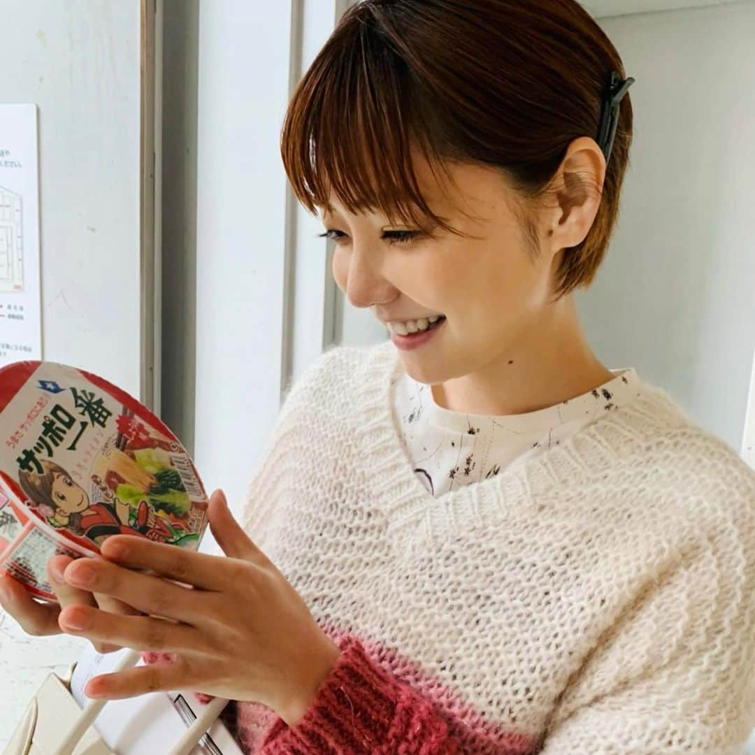 倉科カナさんのインスタグラム写真 - (倉科カナInstagram)「現場で出会った♡  「3月のライオン」のあかりさんが居たよっ！ ある意味わたし？笑 ひなた も モモも！居た〜！！！ なつかしいなぁ〜✨  ふくふくと、、あの撮影、幸せを感じたなぁ〜✨約10年前、芸能始めて駆け出しの頃「3月のライオン」を読んであかりさんを演じたいってこの役は私がやるんだっ！！って厚かましくも思って、、 それから数年後、、 オファーが来た時は嬉しすぎて夢かと思ったなぁ〜✨  このサッポロ一番、思わず持って帰っちゃった✨🌸食べるのがもったいない、、、😆  そして本日、ボス恋オンエアーぜひっ！  #3月のライオン #あかりさん #サッポロ一番  #ボス恋」3月2日 18時05分 - kanakurashina_official