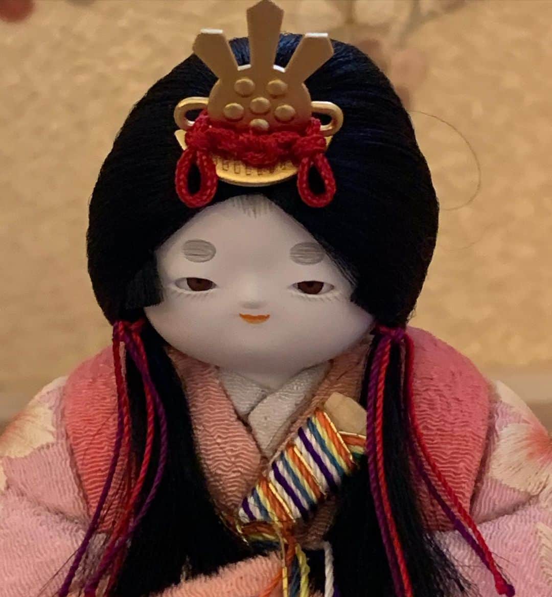 上田倫子さんのインスタグラム写真 - (上田倫子Instagram)「すべりこみで雛人形を出しました。アップで見たら下まつげがあるのを気がつきました。」3月2日 18時10分 - korinntonn