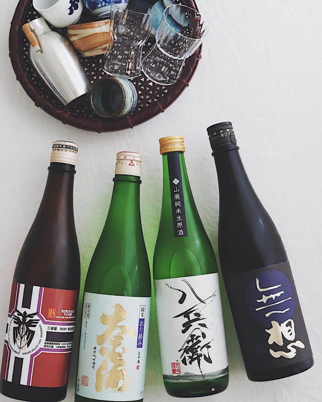 樋口正樹さんのインスタグラム写真 - (樋口正樹Instagram)「🍶 . ３月も日本酒は４本で、 今回も全てかがた屋で。 . 左から順に、滋賀県の 美冨久酒造の三連星の 番外編の２の純米吟醸。 . 次は茨城県の府中誉の 太平海で純米おり絡み 本生濾過前取りの一本。 . 次は三重県の元坂酒造、 酒屋八兵衛は山廃純米、 今夜はこれを頂きます。 . 最後、右のは新潟県の 大洋酒造の無想の厳雪、 辛口の純米吟醸生原酒。 . 充実のおうち角打ちで 緊急事態宣言の延長も なんとかやれそうです。 勝手に日本酒マラソン 残り３５都道府県です。 . . . . #勝手に日本酒マラソン #自粛期間の過ごし方 #美冨久 #美冨久酒造 #三連星 #三連星番外編 #府中誉 #太平海 #元坂酒造 #酒屋八兵衛 #八兵衛 #酒屋八兵衛山廃純米酒 #大洋酒造 #無想 #無想厳雪 #純米酒 #純米吟醸 #生酒 #かがた屋 #飲み比べ #日本酒 #日本酒好き #日本酒飲み比べ #日本酒男子 #日本酒好きな人と繋がりたい #角打ち #備忘録 #お酒の備忘録 #sake #🍶」3月2日 18時19分 - higuccini