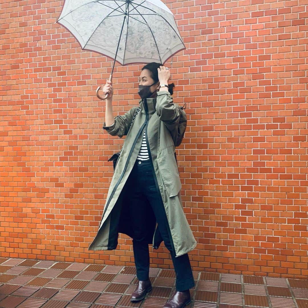 大草直子さんのインスタグラム写真 - (大草直子Instagram)「すごーい風。春の嵐だ、まさに。気圧で気持ちもぐるぐる🌀しますね。雨の日は大好きな傘が持てる日。早く帰ってお風呂にゆっくり入ろう。 @amarc_official  #傘はamarcstoreオリジナル #なんかワクワクする柄と色 #それなのにどんな服にも合う #upperhights #lautreamont  #fabianafilippi  #zara」3月2日 18時33分 - naokookusa