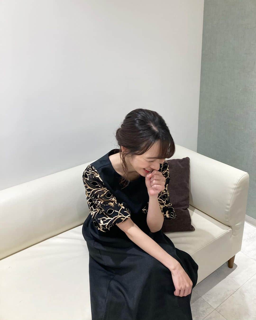 高見侑里さんのインスタグラム写真 - (高見侑里Instagram)「◡̈♥︎﻿ こちら、今日のイベント衣装の別候補☺️﻿ ﻿ いつもよくお世話になっている#frenchpave さんのワンピースです👗﻿ ﻿ 袖のゴールドの刺繍が華やかでこちらもすてきでした🥰」3月2日 18時33分 - yuri_takami_official