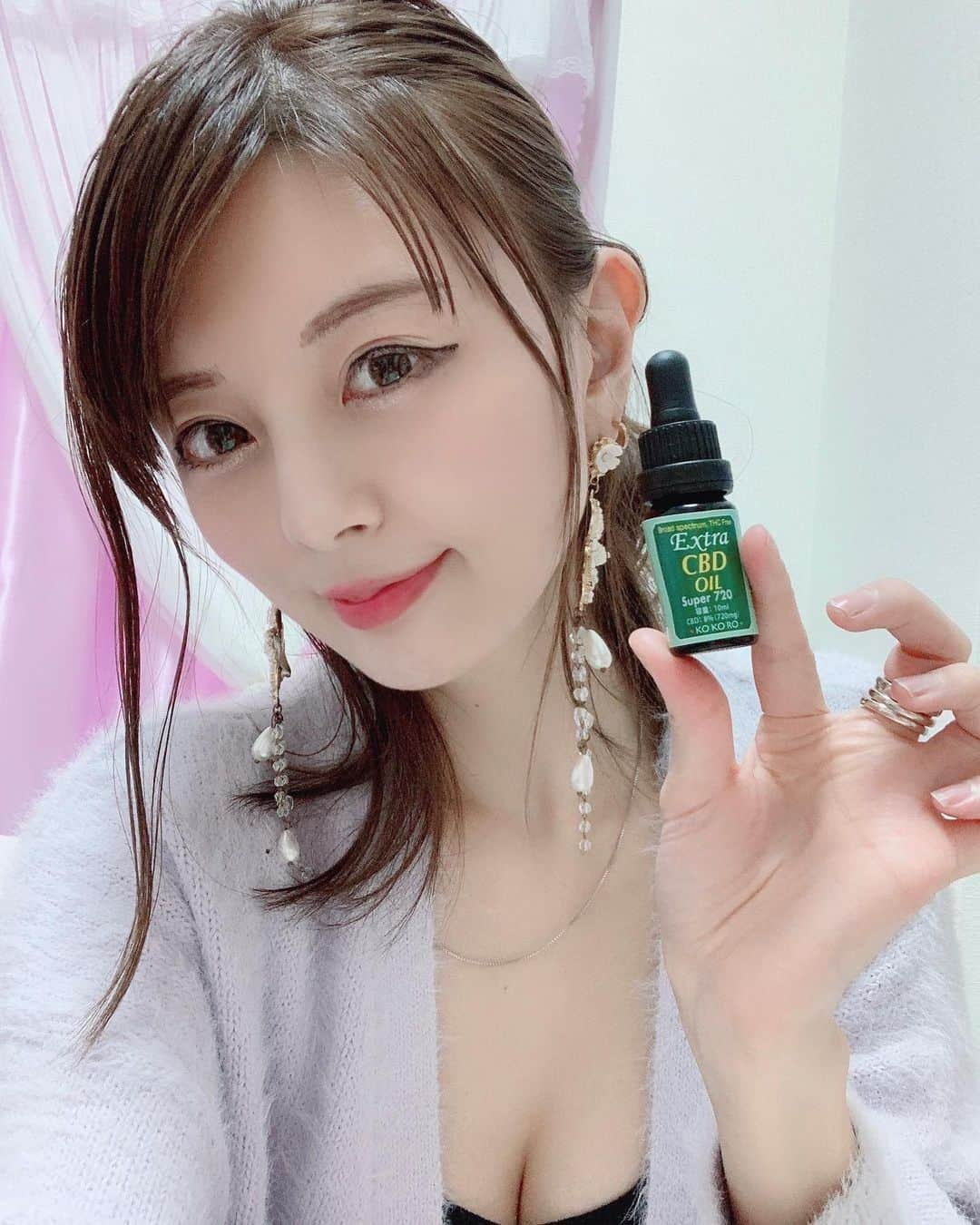 satomiさんのインスタグラム写真 - (satomiInstagram)「3月はお仕事の繁忙期だから疲れやすいから CBDオイル飲み始めました♪ ・ わたしが使ってるのは（@minnanoph )のエクストラCBDオイルSuper720 だよ💕 ・ 寝る前に下に垂らしたり白湯にいれて飲んでるんだけど 寝付きもいいし本当睡眠の質改善されるよ！！ ・ 目覚ましかけ忘れると危険です☀️⏰ ・ リラックス効果もあって気持ちが落ち着くよ👼💕  #newmec  #井手口直子 先生  #cbd #cbdオイル  #高濃度cbd #飲むcbd #サプリメント #不眠解消 #睡眠不足  #リラックス効果 #ストレス緩和  #リフレッシュ #ヘンプシードオイル  #カンナビジオール #リラポ #pr @relapo_coupon #安眠 #テンピュール #ダイエット　にもいいよ #ナイトルーティン #健康第一 #おやすみなさい #眠い #白湯ダイエット  #コーヒー　 #コーヒーダイエット」3月2日 18時35分 - saatoomii47