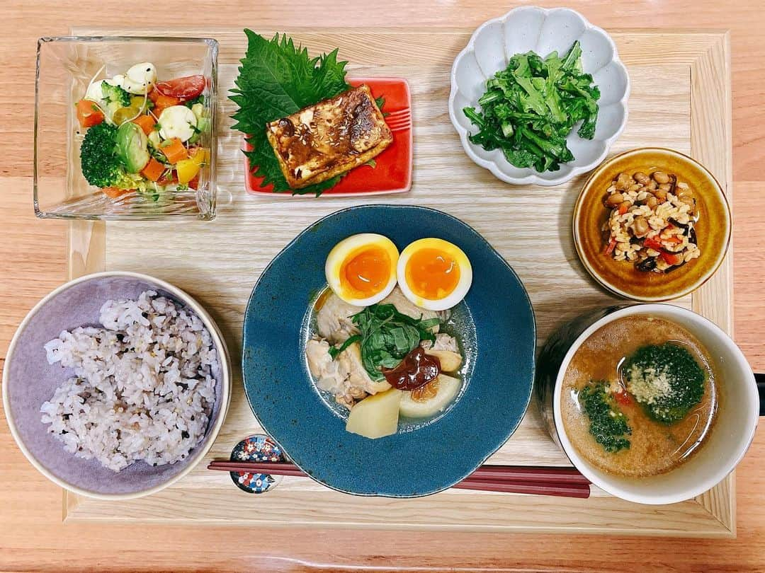 酒井瞳さんのインスタグラム写真 - (酒井瞳Instagram)「朝から仕込んでたおかげで時短ご飯👏❤️  ⭐️献立⭐️  ・鶏のさっぱり梅煮 ・豆乳味噌スープ ・ゴロゴロサラダ ・厚揚げの味噌焼き ・春菊のナムル ・麹納豆(好きすぎてすぐ作る🤣) ・十六穀米  鶏肉のさっぱり煮が食べたくて手羽元と手羽先の２種類のお肉買ったからせっかくなので朝からコトコト煮込んだ白濁スープで豆乳味噌スープもつくったよ💖 お出汁がしっかり出てて美味しすぎた😳✨‼️‼️  さっぱり煮に梅も入れて更にクエン酸で疲労回復😋❤️(梅好きなだけ) 梅干しは料理に使うと美味しさ増すよね🥺💕梅料理好きなんだぁ🤤  サラダにハニーマスタードドレッシング作ってみたけどこれも美味しいね😳 今まで食べてこなかったから新しい発見‼️‼️  たくさん動いた後だから身体が大喜び🥴🙌  #お家ごはん #ヘルシー #腸活 #免疫力アップ #健康 #健康オタク #献立 #腸内環境  #cooking #料理 #いただきます #ごちそうさまでした #幸せ #食べるの大好き #一人前食堂 #健康食堂 #定食 #夜ご飯 #おうちごはん」3月2日 18時37分 - s.sakaihitomi