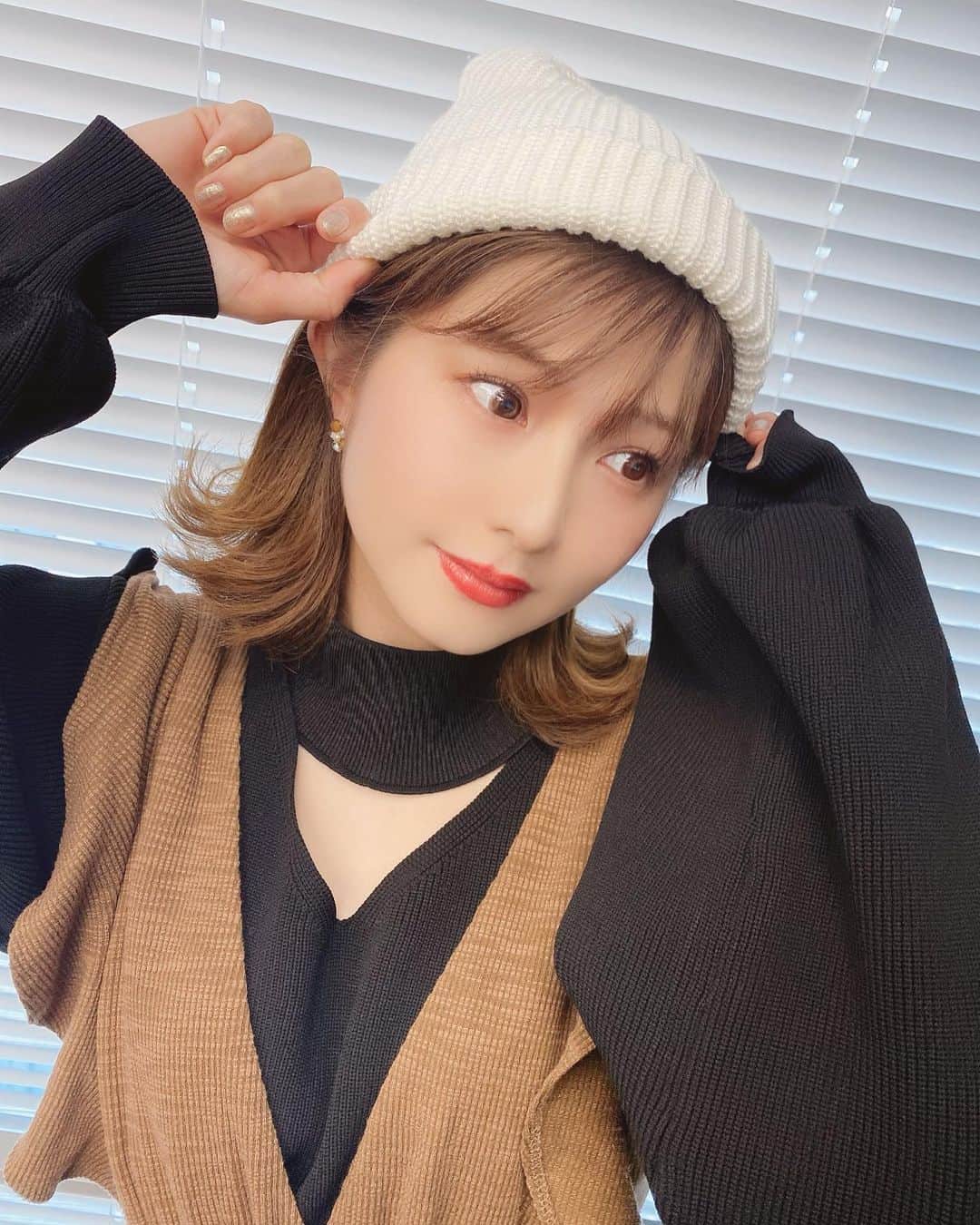 谷川愛梨のインスタグラム：「: パンツスタイル珍しいねっ😈 この茶色のラッフルシャーリングロンパース 形が可愛くて素材も気持ち良くて最高🖤 こういうお洋服も好きっ♬ #resortnista🌺」