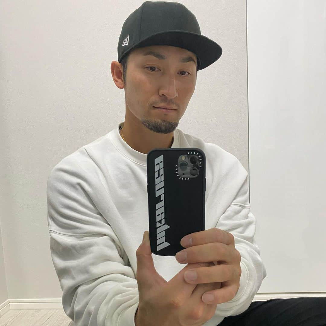 伊藤光のインスタグラム：「お疲れ様です🙋‍♂️ キャンプはケガなく終了し、オフシーズンから取り組んできたことに手応えを感じながらやることができました！ しっかりと結果に繋げれるように、もっとうまくなれるように頑張ります！  家に帰ると @casetify_jp 様からiPhoneケースが！🤩 モノトーンコーデが好きなのでマットブラックのケースに白でhikaru29とカスタムしていただきました📱  好きなカラーでケースや名前、イニシャルを入れて使ってみてください👍  そしてマスクも！ コットン素材でフィルターも2枚あり、手洗い可能です👏 毎日使えますね😏 おしゃれに感染対策しましょう😷  @CASETiFY @CASETiFY_jp #CASETiFY #StateYourCase #thankyou #hikaru29」