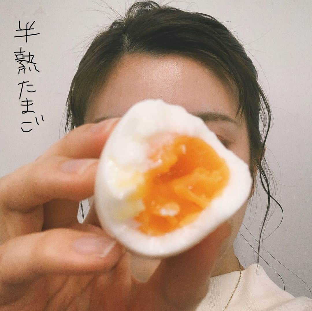 並木万里菜さんのインスタグラム写真 - (並木万里菜Instagram)「#アベモニ 終わりにゆで卵を食べました。  冷蔵庫から出して9分でいい感じ。 　  ただ卵の殻を剥くのが恐ろしく下手で、 つるんと向けずにぼろぼろになります。 何かいい方法はないですかあ🐼    そのあともちろんバナナも食べました🍌    明日のアベモニににも持っていきます☀️  #abema#朝食 #ゆで卵#バナナ🍌」3月2日 19時02分 - marina_namiki