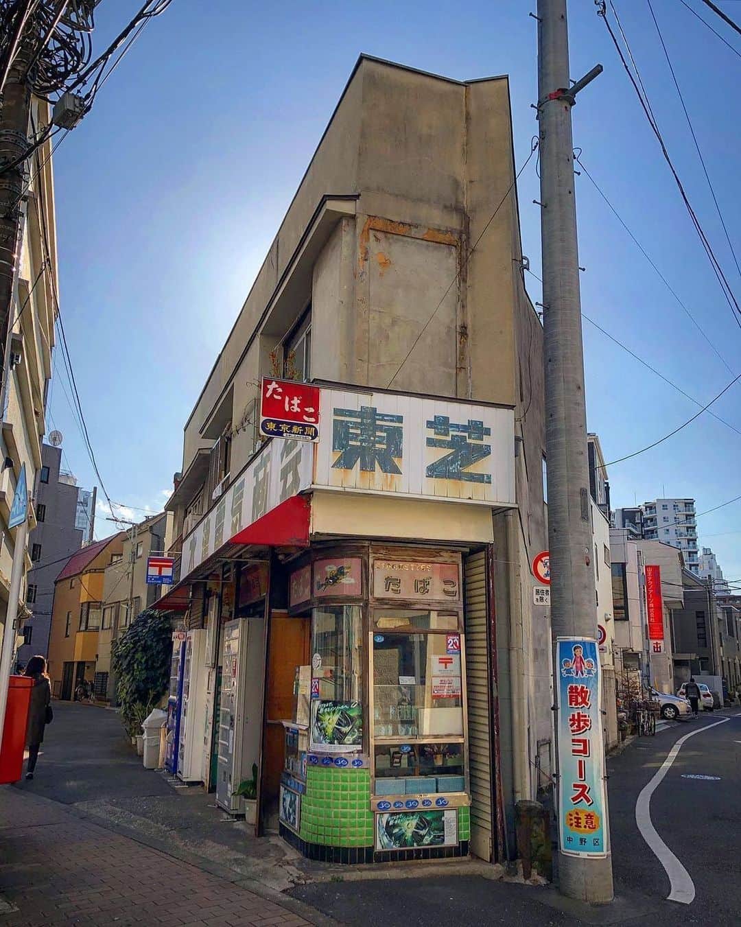 Promoting Tokyo Culture都庁文化振興部さんのインスタグラム写真 - (Promoting Tokyo Culture都庁文化振興部Instagram)「An old cigarette shop with a retro sign on a narrow corner. It’s coming across scenes like this one where you can reflect on how time has passed. - 三角地帯に、レトロな看板とタバコのカウンター。 昔ながらの風景にグッとくるのは、溢れ出る当時の生活感に時の流れを感じるからでしょうか🤔  #tokyoartsandculture 📸: @masktnak」3月2日 19時06分 - tokyoartsandculture