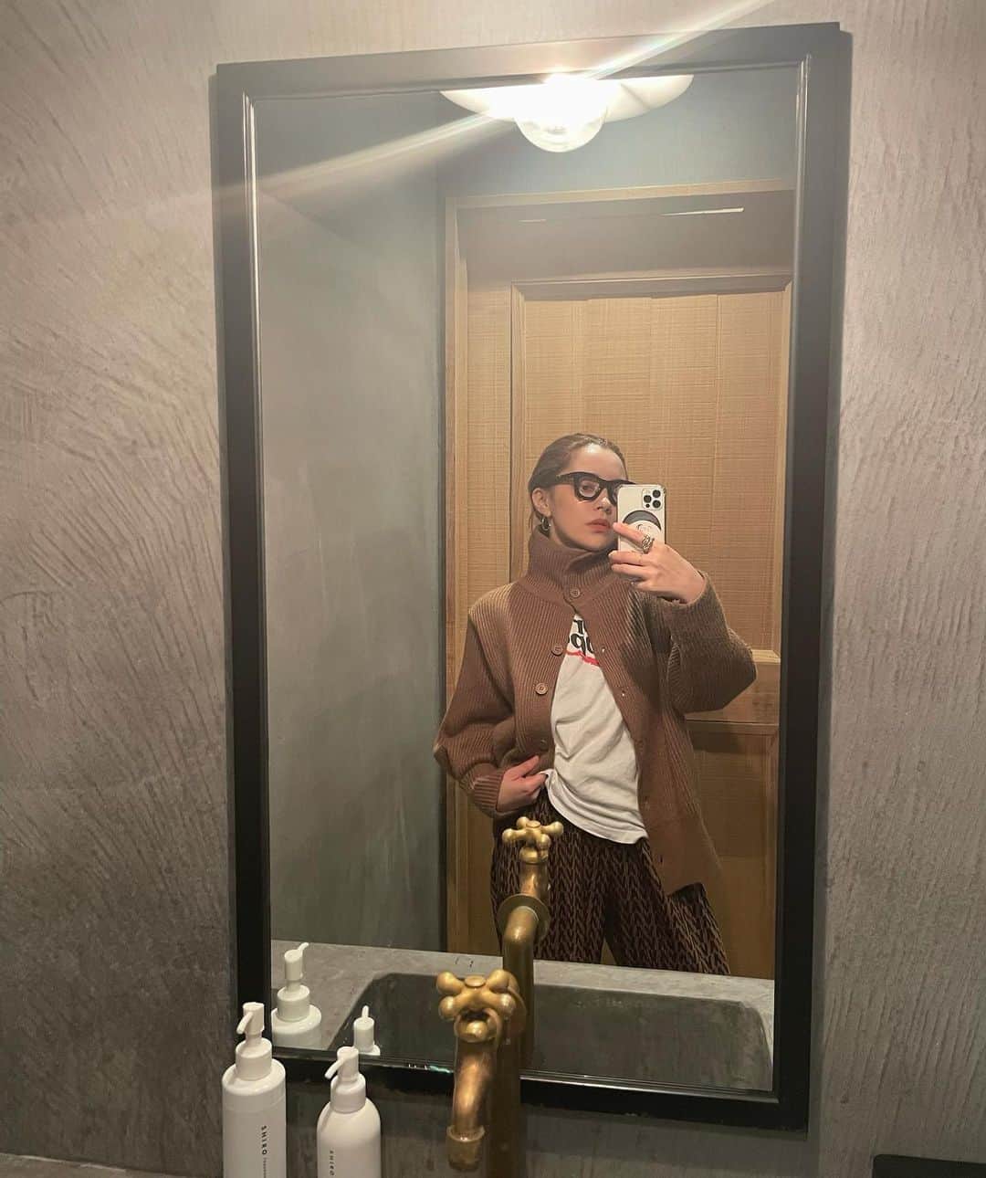 ステファニーのインスタグラム：「🍫❤️🤍 なかなか手放せない なかなか味が出てきたTシャツ。 #doctorpepper」