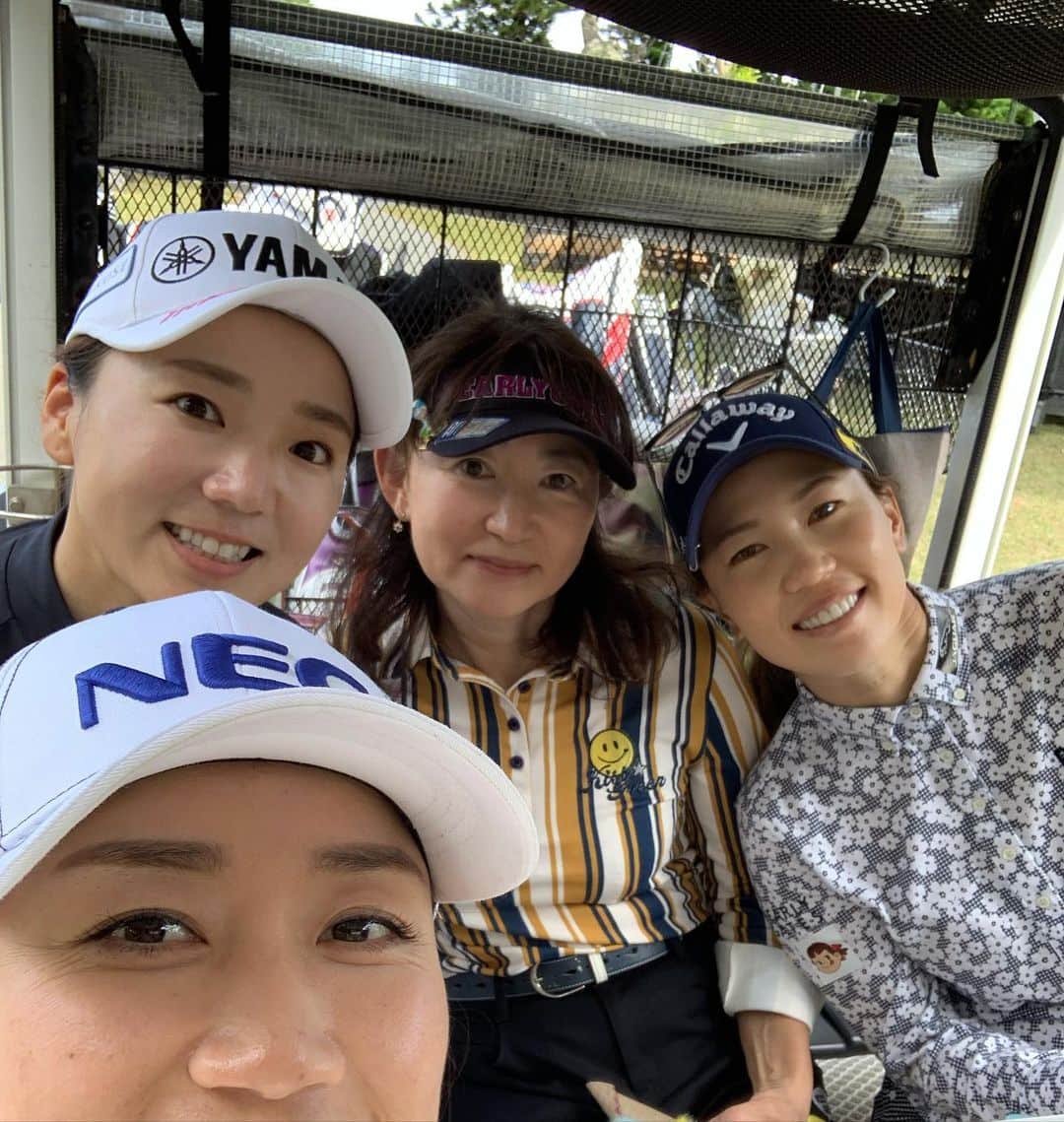 上田桃子のインスタグラム：「3月ですね🌸 桃の節句でございます☺️  こんなに沢山一緒にいるのに、 トーナメントの練習ラウンドをみんなでしたのはきっと初🤝💕  凄く楽しくて、ガチ対決に燃えました🔥  そう考えると既に最高のシーズンスタートが出来てるな🧐🌹  また回りたいなぁ⛳️⛳️⛳️  #原えりな #歯についてたノリを隠したつもりです #谷ひろえさん #みんなの母 #いつもおやつをありがとう #有村智恵 #笑顔が上手になりました #2021年シーズン #最高のはじまり」