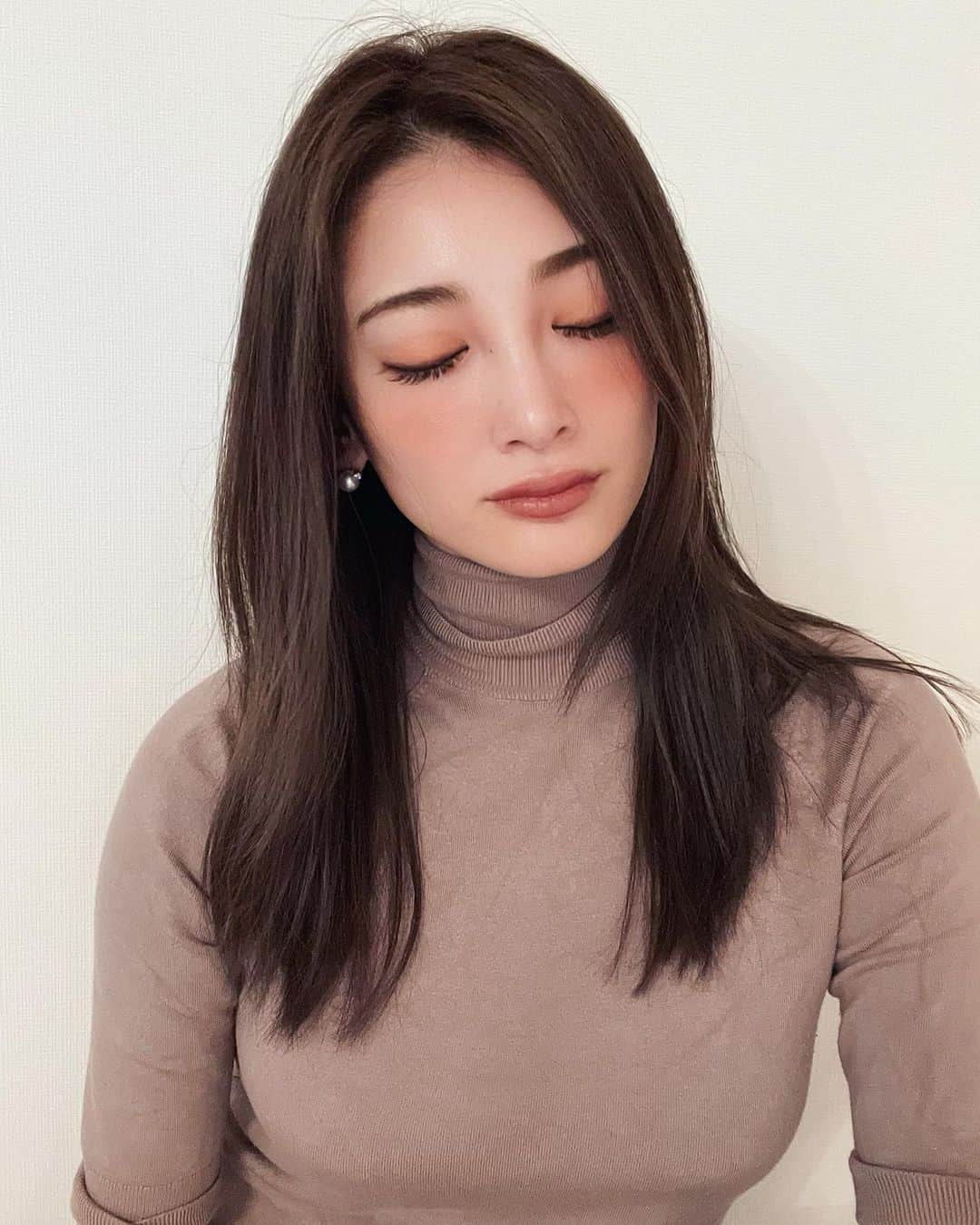 里海のインスタグラム：「私のニューアイテムです✨ 2/19に発売した  @tomfordbeauty の  アイカラークォード029 デザートフォックスを使ってメイク しました🥰  チークもついでにアイシャドウを使ったので、全部がこのパレットで完成です⭐️  そして、 髪を　@rrsalon_  でサラサラに してもらいました❤️  最近真面目な投稿ばかりなので 最後は…🥸  #tomfordbeauty #トムフォードビューティー #makeup #メイク　#春メイク」