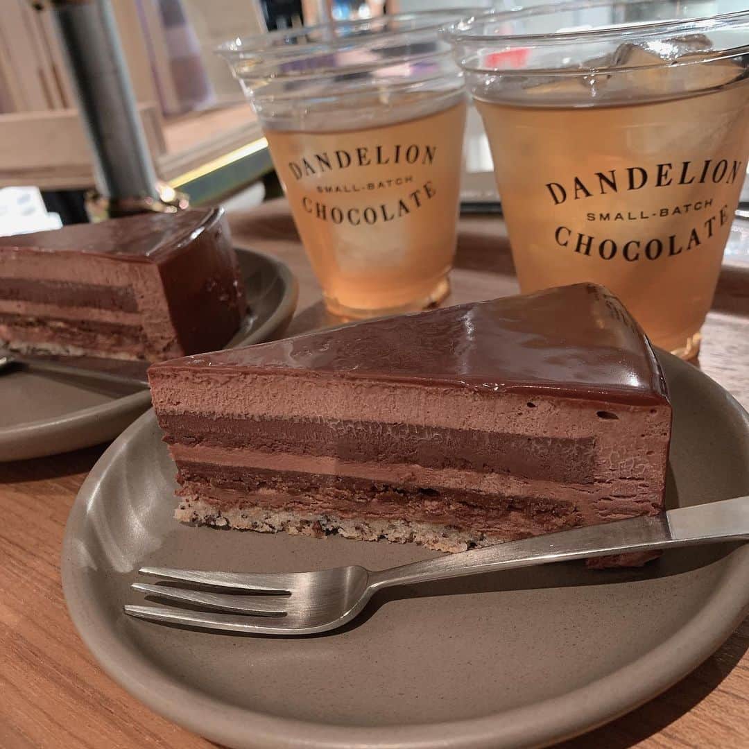 宮丸くるみのインスタグラム：「最近ファンの方がくるみがインスタとかで載せたカフェ行って美味しかった〜！って報告してくれたりしてなんか嬉しい♥´`*  そしてここのチョコケーキがもう美味しすぎた、、🥺  @dandelion_chocolate_japan  @dandelion_chocolate_omotesando   ・ ・ ・  #表参道カフェ #ダンデライオンチョコレート #カフェ #カフェ巡り #cafe #チョコレートケーキ #生チョコ #アイスティー #スイーツ #ケーキ #チョコレート」