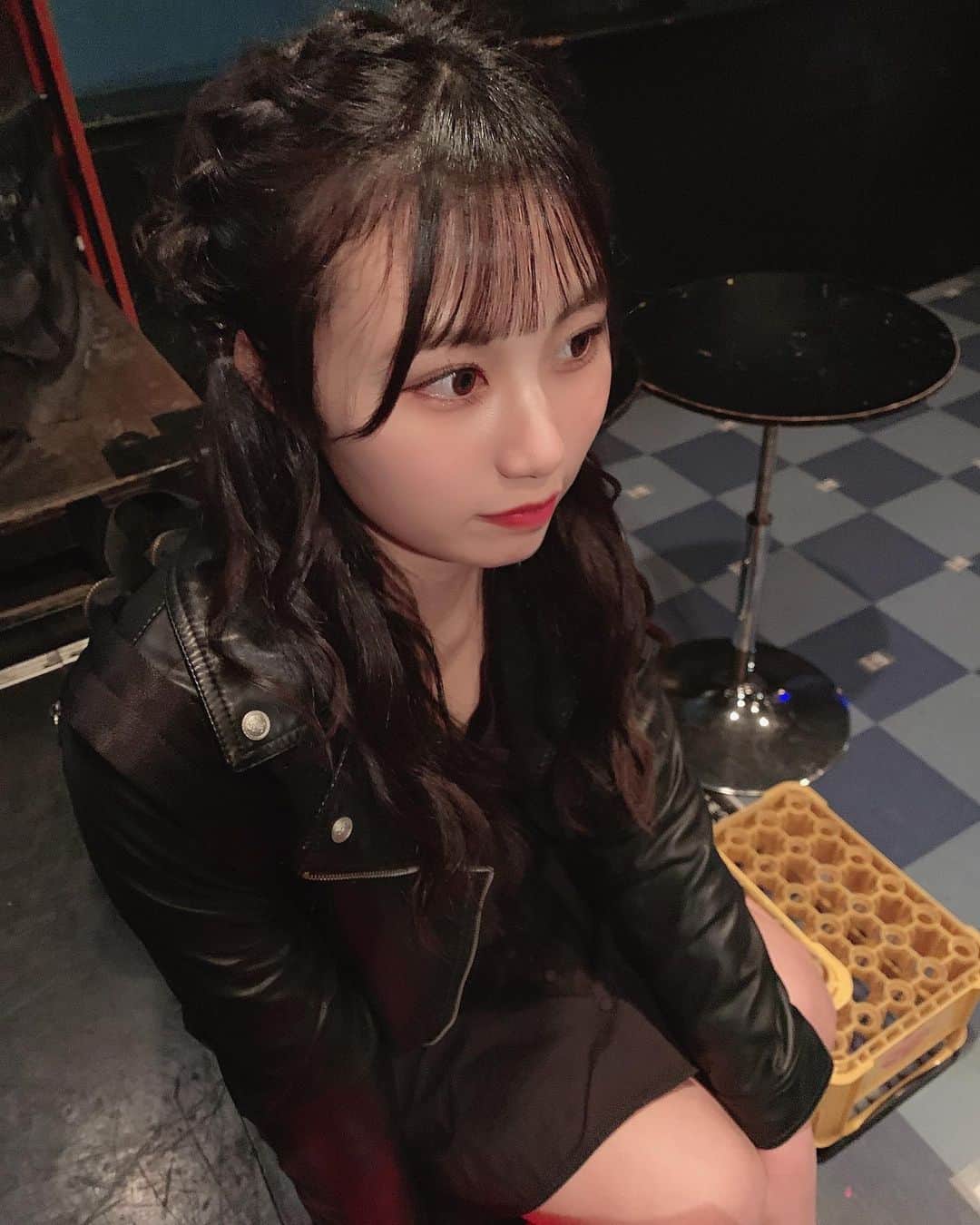 宮丸くるみのインスタグラム：「🖤  ・ ・ ・  #リリバリ #lilyofthevalley #アイドル #idol #レザージャケット #ぱっつん前髪 #シースルー前髪 #ロングヘア #巻き髪 #黒髪 #ヘアアレンジ #編み込みアレンジ #あみこみ」
