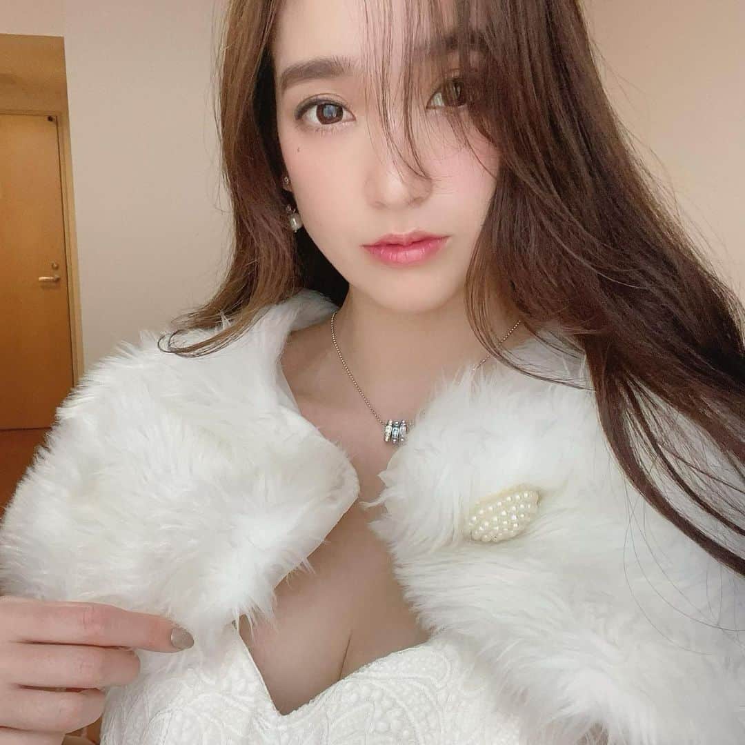 太田麻美のインスタグラム：「今日も1日お疲れ様でした🤍  #selfie #selca #dress #hairmake #makeup #ドレス #群馬」