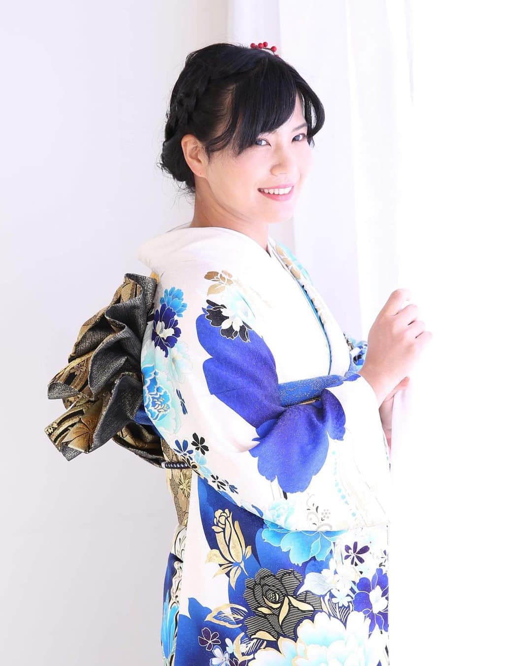 尾崎里紗のインスタグラム：「去年 @iseya5298 様で撮影して頂いた振袖の写真✨﻿ ﻿ #kimono  ﻿ ﻿ ﻿ ﻿ ﻿ #glico ﻿ #powerproduction ﻿ #head ﻿ #headtennis_official﻿ #headjapan﻿ #teamhead ﻿ #asicstennis﻿ #teamasics ﻿ #imoveme﻿ #onitsukatiger ﻿ #株式会社タイド ﻿ #TIDE. ﻿ #gram3 ﻿ #グラムスリー ﻿ #tbc_aesthetic ﻿ #エステ ﻿ #エステティックtbc ﻿ #尾崎里紗 ﻿ #risaozaki ﻿ #tennis ﻿ #tennisplayer ﻿ #テニス ﻿ #fitness ﻿」