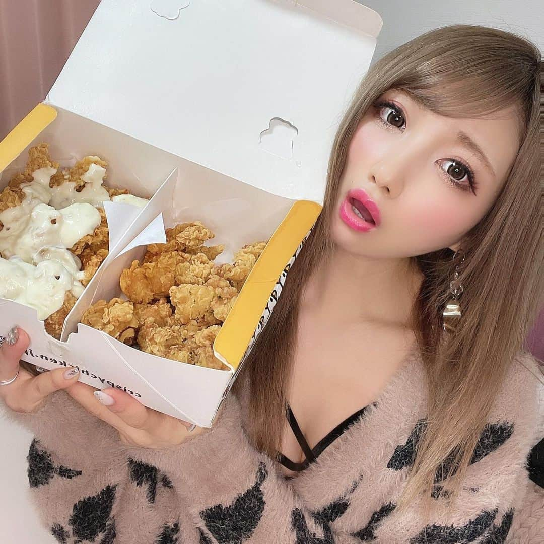 まゆぴちゅーさんのインスタグラム写真 - (まゆぴちゅーInstagram)「チキンぱーちー🐓🎉💗💗💗 * * 気になってた @crispychicken_tomato で テイクアウトしておうちで食べたの♡♡♡ * さっくさくのクリスピーチキンで、 味もハマる〜ぅ🥰🥰🥰 * メニューの写真も載せておいたけど、 めーっちゃいろんな種類があって迷う🤭💗 今回は黄金チキンとコチュマヨチキンの ハーフアンドハーフにしたの\( ˆoˆ )/♡ * コチュマヨソース、ちょい辛でめーちゃ 美味しかった♡♡♡ 次はヤンニョムチキンとハニーテリヤキ とか食べたいな🙈また絶対食べる🐓💗💗 * 全国にお店あるしね✧︎◝︎(*´꒳`*)◜︎✧︎˖ * おうちパーティーとか宅飲みとかにもいいよね🙌 #美味しいものはカロリー高い  #クリスピーチキンしか勝たん * * * あ… 今日のこれで24歳最後の投稿だ🤔🎂 * * * #クリスピーチキン #クリスピーチキンアンドトマト  #テイクアウト #テイクアウトグルメ  #唐揚げ #韓国グルメ #揚げ物 #チキン #テイクアウトランチ #テイクアウトメニュー  #おうちじかん #おうちパーティー #宅飲み #ubereats #東京グルメ #美味しいお店  #美味しいものは人を幸せにする」3月2日 20時17分 - mayu_03pichu