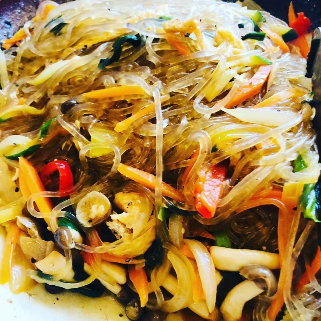 のインスタグラム：「今日のご飯🍚 朝昼一緒ご飯は 野菜いっぱい チャプチェ。 最近ハマってる サツマイモ澱粉の 春雨は ヘルシーで もちもちで美味しいです👍 夜は 低温調理しておいた 鶏の胸ハム。(フリルレタスとレッドキャベツのスプラウト 大葉添え) 豚ヒレカツの カツ丼(玉ねぎ 人参 白キクラゲ入り) 久しぶりに 土鍋で白米を炊きました😊 かつとじは ご飯にのせたり そのままつまんだり それぞれ好きなように食べました。 今日は お天気も悪く 風が強かったので 外に出ず💦 冷蔵庫に残ってたもので 何とかしちゃいましたw 写真の整理は まだまだ終わりません😅 頑張れ〜〜あたし❣️  #お家ご飯 #家族でご飯 #かあちゃんの味 #感謝離中 #チャプチェ #胸ハム #毎日を楽しく #幸せのレシピ #今日食べた物が明日の身体を作る」