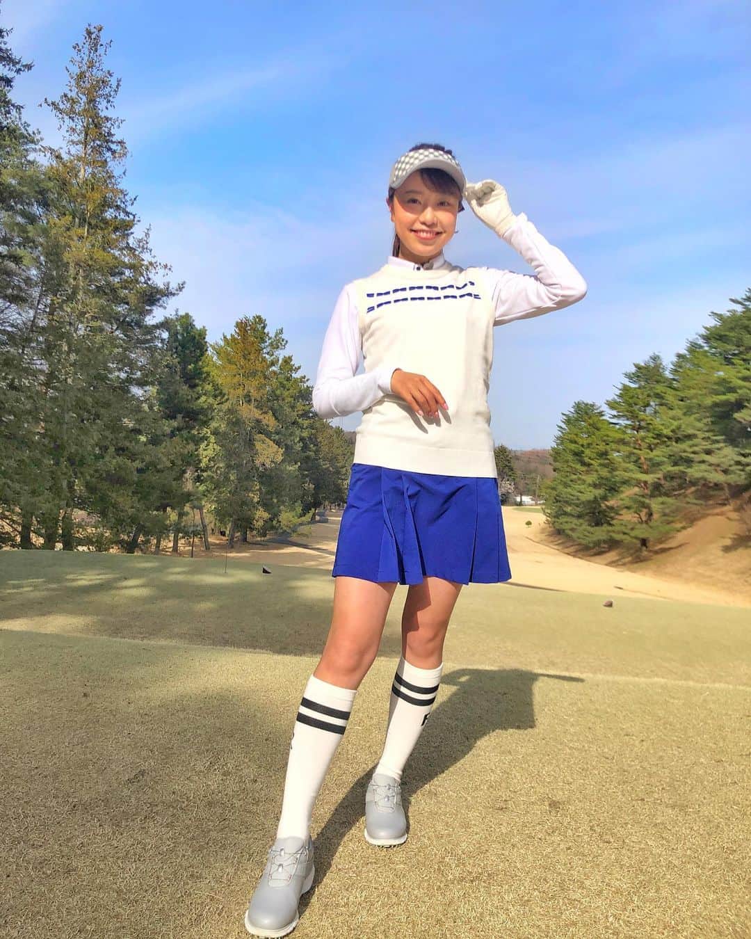 のインスタグラム：「昨日の撮影コーデ⛳️ 花粉特集の撮影をしたよ🌷 いろんな花粉対策グッズを紹介しているので 花粉症の方はぜひみてほしい☺️ だいぶ体張ったから花粉症じゃなくても見てほしい☺️笑 ゴルフダイジェスト また発売されたらお知らせします♡  ベスト着ると王道ゴルフコーデって感じしない？ 私はするベストかわいい🙋‍♀️  サンバイザー @footjoy.japan  上下 @srixonbydescente  ソックス @riendasuelta_golf  シューズ @footjoy.japan   #撮影#ゴルフダイジェスト#花粉#花粉対策#花粉症#スリクソン#デサント#フットジョイ#リエンダ#ゴルフ#ゴルフ女子#ゴルフ男子#ゴルフコーデ#ゴルフウェア#スポーツ#スポーツ女子#golf#golfgirl#instagolf#golffashion#golfswing#golfstagram#골프#高尔夫」