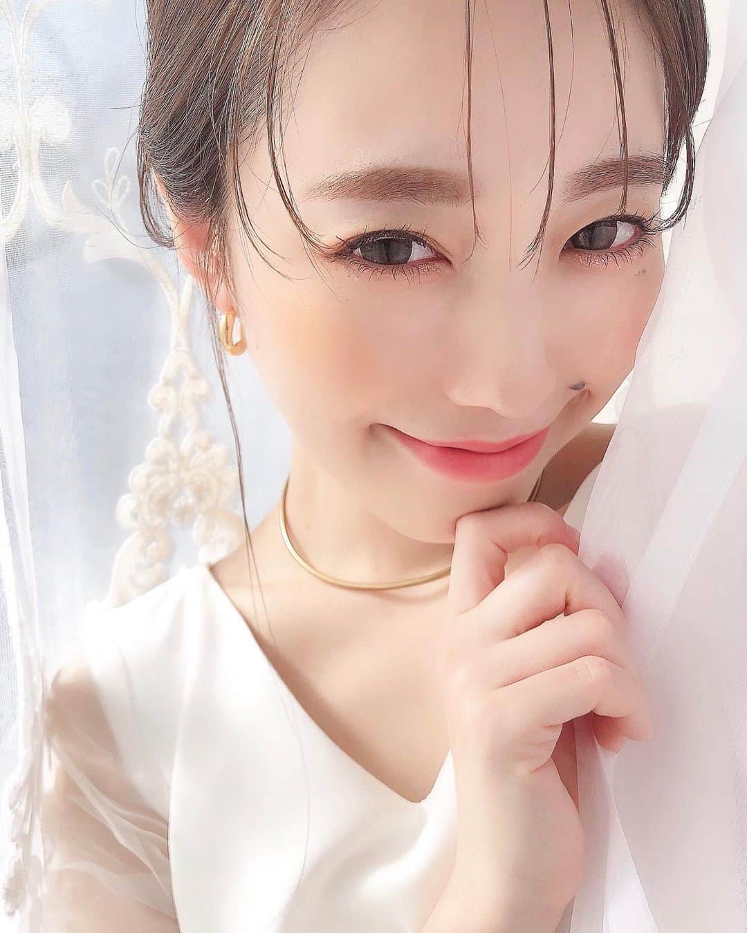 のインスタグラム：「≫≫👰🏼... 𝘉𝘳𝘪𝘥𝘦 𝘱𝘩𝘰𝘵𝘰   ㅤㅤㅤㅤㅤㅤㅤㅤㅤㅤㅤㅤㅤ 久しぶりに撮影データを載せてみよう...❤︎ㅤㅤㅤㅤㅤㅤㅤㅤㅤㅤㅤㅤㅤ  タイトめなシルエットでおくれ毛も少なめ🥰✨  The大人のブライダル...👰🏼🤵🏻📸ㅤㅤㅤㅤ ㅤㅤㅤㅤㅤㅤㅤㅤㅤㅤㅤㅤㅤ  ㅤㅤㅤㅤㅤㅤㅤㅤㅤㅤㅤㅤㅤ 巻きすぎない洗礼された感じが今の気分🕊🌿  ㅤㅤㅤㅤㅤㅤㅤㅤㅤㅤㅤㅤㅤ ㅤㅤㅤㅤㅤㅤㅤㅤㅤㅤㅤㅤㅤ 前撮りとか結婚式を控えてる子の参考になれば嬉しいなぁ🙈🎶 ㅤㅤㅤㅤㅤㅤㅤㅤㅤㅤㅤㅤㅤ  ㅤㅤㅤㅤㅤㅤㅤㅤㅤㅤㅤㅤㅤ 担当してくれた杉原さんが、 ２０２１年限定で ㅤㅤㅤㅤㅤㅤㅤㅤㅤㅤㅤㅤㅤ ㅤㅤㅤㅤㅤㅤㅤㅤㅤㅤㅤㅤㅤ "半額" でウェディングフォトを撮ってくれるプランを作ってるから、 気になる子は杉原さんの最新投稿を見てみてね🤭💓  ㅤㅤㅤㅤㅤㅤㅤㅤㅤㅤㅤㅤㅤ ㅤㅤㅤㅤㅤㅤㅤㅤㅤㅤㅤㅤㅤ ちなみに、ニコッと笑ったときの口角について、 よくご質問いただくから、口角が上がってるように見えるメイク方法も最後に一緒に載せといた😌🌿 ㅤㅤㅤㅤㅤㅤㅤㅤㅤㅤㅤㅤㅤ (▶︎▶︎スライドしてね❤︎)  ㅤㅤㅤㅤㅤㅤㅤㅤㅤㅤㅤㅤㅤ ㅤㅤㅤㅤㅤㅤㅤㅤㅤㅤㅤㅤㅤ ㅤㅤㅤㅤㅤㅤㅤㅤㅤㅤㅤㅤㅤ リールにも載せたんやけど、 リールだと気付かない子が多いので...🥺💫  ㅤㅤㅤㅤㅤㅤㅤㅤㅤㅤㅤㅤㅤ  大人ウェディングに合わせて チークもいつもと入れる位置を変えてみた😋✨  ㅤㅤㅤㅤㅤㅤㅤㅤㅤㅤㅤㅤㅤ ㅤㅤㅤㅤㅤㅤㅤㅤㅤㅤㅤㅤㅤ たまにはこんなのもどうでしょう🥺⁉️ ㅤㅤㅤㅤㅤㅤㅤㅤㅤㅤㅤㅤㅤ  さ、まつ毛美容液の開発会議頑張ってきます😍✊🏻 ㅤㅤㅤㅤㅤㅤㅤㅤㅤㅤㅤㅤㅤ ㅤㅤㅤㅤㅤㅤㅤㅤㅤㅤㅤㅤㅤ ㅤㅤㅤㅤㅤㅤㅤㅤㅤㅤㅤㅤㅤ ㅤㅤㅤㅤㅤㅤㅤㅤㅤㅤㅤㅤㅤ ㅤㅤㅤㅤㅤㅤㅤㅤㅤㅤㅤㅤㅤ ㅤㅤㅤㅤㅤㅤㅤㅤㅤㅤㅤㅤㅤ  #プレ花嫁#関西プレ花嫁#プレ花嫁2021 #プレ花嫁関西#関西花嫁#ウェディングフォト #フォトウェディング#ブライダルフォト #ブライダルヘア#ブライダルメイク #結婚式ヘア#結婚式ヘアアレンジ #marry花嫁#ウェディング撮影 #結婚式ドレス#前撮りヘア#前撮り #ウェディングドレス#ウェディングヘア」