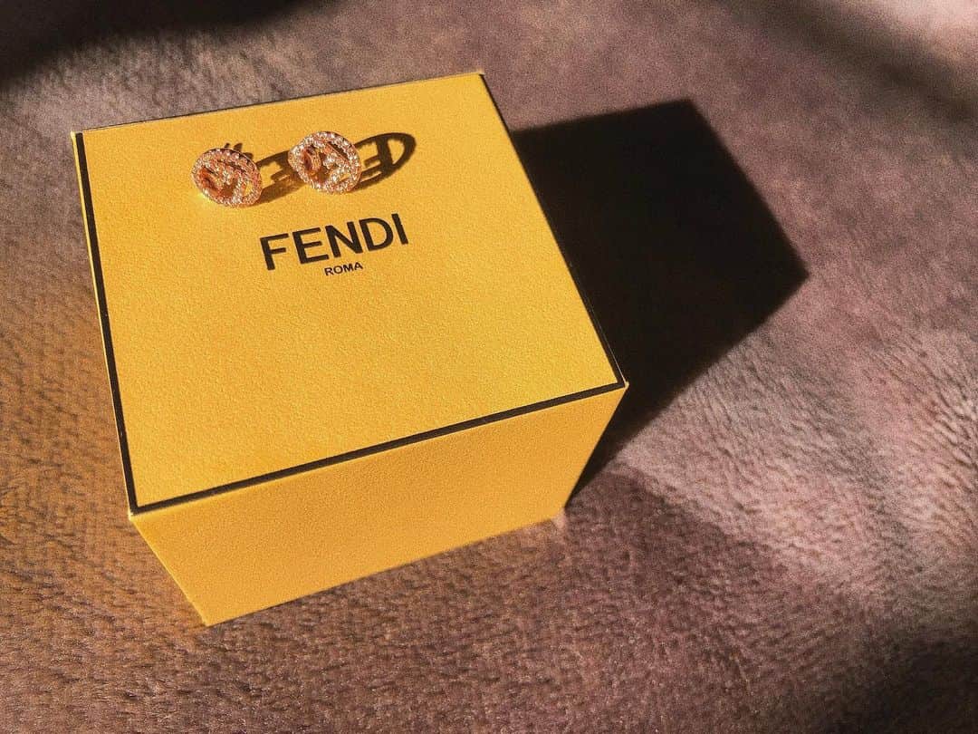 yuu__aaaのインスタグラム：「. . お気に入りのピアス！👼🏻 . 合わせやすいからよくつけてる👂 . . #fendi #フェンディー#ピアス#pierce」