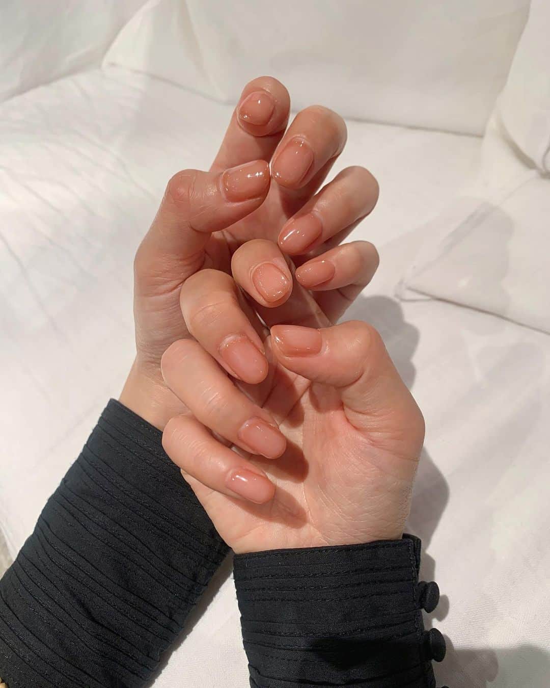 猪鼻ちひろのインスタグラム：「💞💐💅 絶妙〜〜〜なピンクにほんっとに自然に外側にじゅわーっと広がるネイル。分かるかな分かるかな🥺なんのお洋服にも合うしお気に入りすぎて、眺めちゃう。袖可愛いワンピも眺めちゃう☺️ #猪鼻ネイル #ジェルネイル @garland_nail_ @_makotochico」
