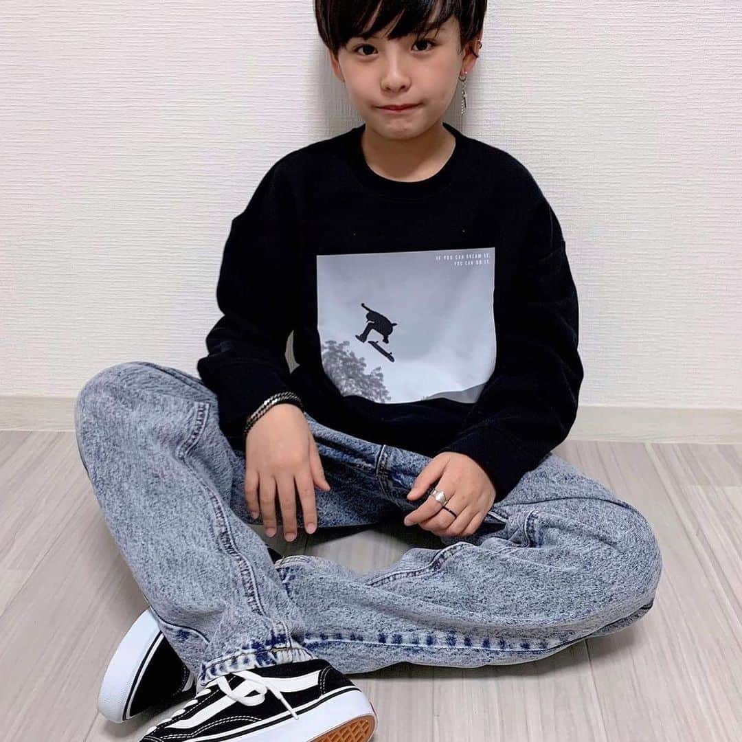 GLAZOSのインスタグラム：「. . ＼pick up items／ . . @mary_minafy 様. 👑裏毛・抗菌防臭加工ドロップショルダーフォトプリントトレーナー . . @rikugaku0106 様. 👑抗菌防臭加工ドロップショルダー重ね着風長T 👑スーパーストレッチ・切替ファスナーデザインパンツ . . @aaaiii579171122 様. 👑ポンチ・ドロップショルダーロゴプリント長T . . . #repost #ありがとうございます！ 素敵な着こなしをありがとうございます！✨😊 . . #glazos #kidsfashion #kids #kidsootd #kids #kidscoordinate #男の子 #子供服 #wear #小学生男子 #小学生 #ジュニア服 #中学生コーデ #長袖tシャツ #シンプルコーデ  #春服コーデ #春服」