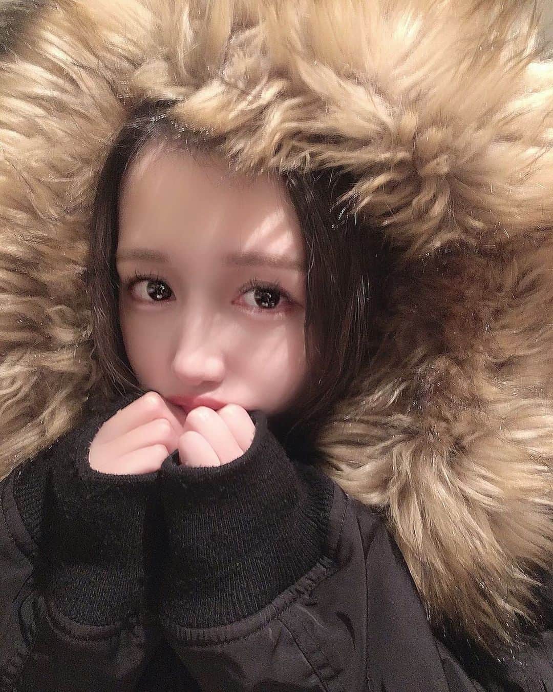 yuu__aaaのインスタグラム：「. . ねえ寒い🥶！ . . 寒がりすぎてびっくりされた(　˙-˙　) どうしたら寒がりなおるかな☃️ . . とりあえず今日は生姜食べた。 . . #寒い#ダウン#メイク#ナチュラルメイク#カラコン#色素薄い系カラコン #色素薄い系」