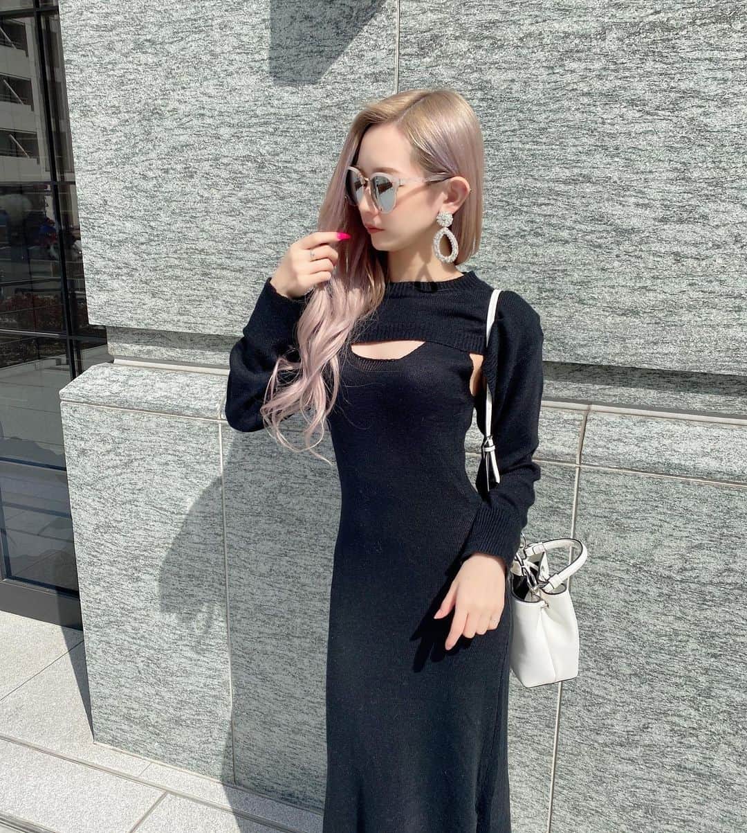 田村月光（ツッキー）のインスタグラム：「🌹🤍🌹🤍🌹🤍🌹🤍🌹🤍 Elegant Code‪‪❤︎‬ ・ ・ この流行りのワンピこの前暖かくてやっと着れた👏🏻 ・ 胸元空いててぎゃんかわ❕💕💕💕 ・ ・ @vered.official のHP Check ✔💖 グレーとブラックの2色🤍🖤 ・ #毎日投稿生活 #ツキクローゼット」