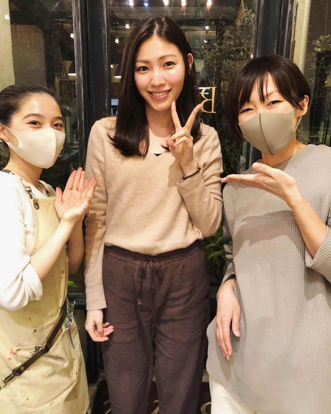 立石晴香さんのインスタグラム写真 - (立石晴香Instagram)「美容室写真📷❤️ なんとなんと、17歳くらい？ セブンティーンの時代からお世話になってた「belle」さんにまたお世話になることになりました😢❤️  カラーリストのかなさんは当時から担当してくださってて何年振りだろう？？って再会でしたが、安定のカラーの腕前でした😭💓  私が行ってない間にみきちゃんもbelleっ子になってたので美容室も同じになってしまいましたん☺️❤️笑笑  いっぱい話してもらって癒し効果も抜群の時間を過ごさせてもらいました☺️💓  また通えるようになって嬉しい！ 髪切ってもらう伊藤さんは同い年の素敵な方でした☺️❤️ 末長くよろしくお願い致します✨  ※撮影時マスク外させてもらいました😊  #belle #手洗いうがい してね😷」3月2日 20時51分 - haruka_tateishi