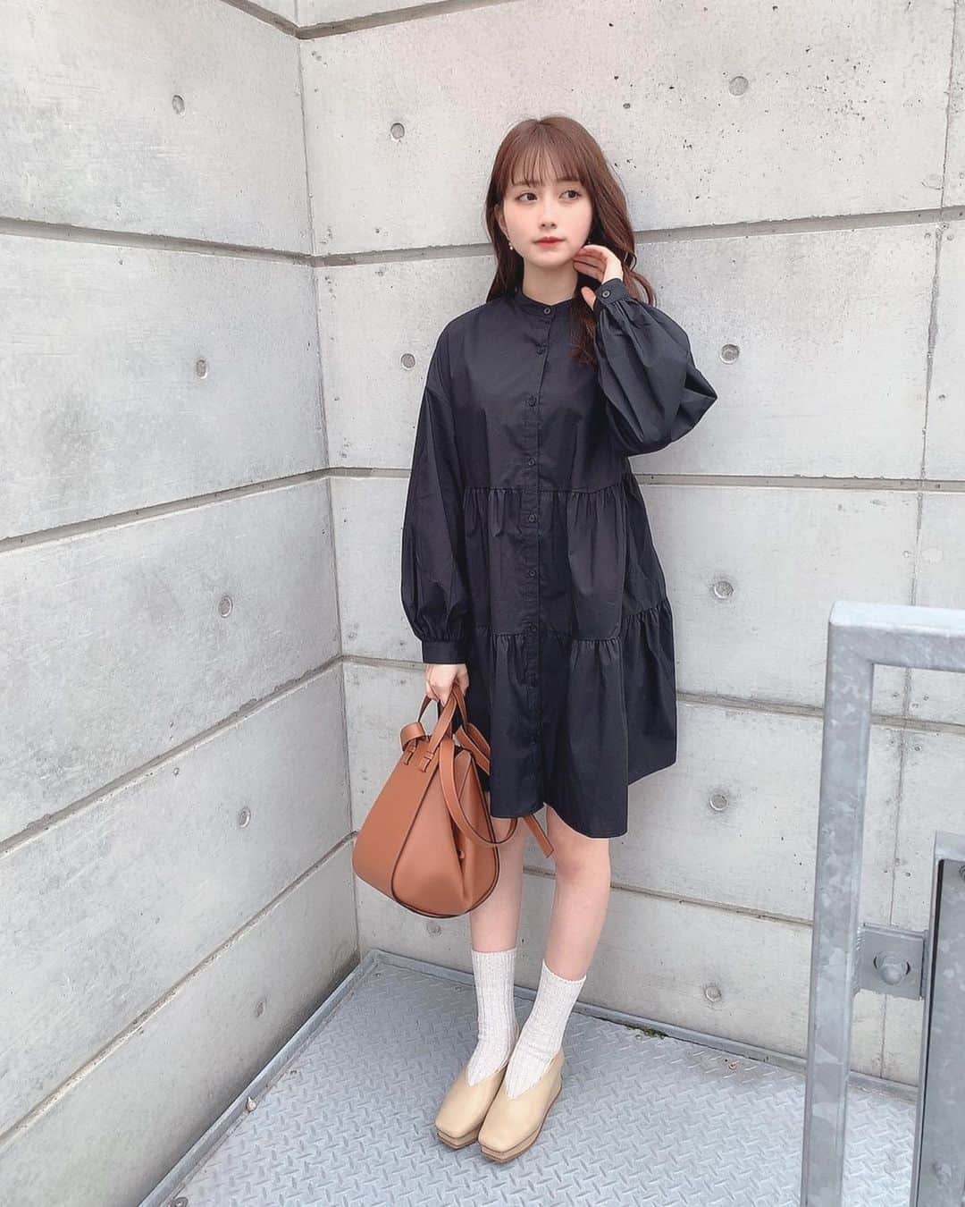 のインスタグラム：「GUのティアードミニシャツワンピース👗♡ この形のワンピ今年流行ってるよね！かわいい！ 中にペチコートもついてて透けにくいし、春先に一枚で可愛いく着こなせるよ🌷 中にパンツを合わせたらチュニックとしても着れる♩ #gu_for_all #GUstyle #gupr #ワンピース #ティアードミニシャツワンピース」