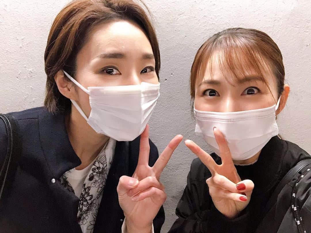 実咲凜音さんのインスタグラム写真 - (実咲凜音Instagram)「. あっきーさぁぁぁん❣️ （#澄輝さやと さん）  お久しぶりです😌🤍 ショートカット、お似合いです☺️  せっせと思い出づくり🥰  みりおん。 #あっきーさんとは #本番一緒に舞台に立てます😊 #わぁぁ #懐かしい🥺 #日々思い出なんで #日々思い出づくりですわ😂 #本日は #個人的に… #あさこさんと霧矢さん #お二方の並びに鳥肌が立つという #ひゃ… #私受験生の時に #客席から観てた方々😭😭😭 #感 #動」3月2日 20時53分 - misaki_rion